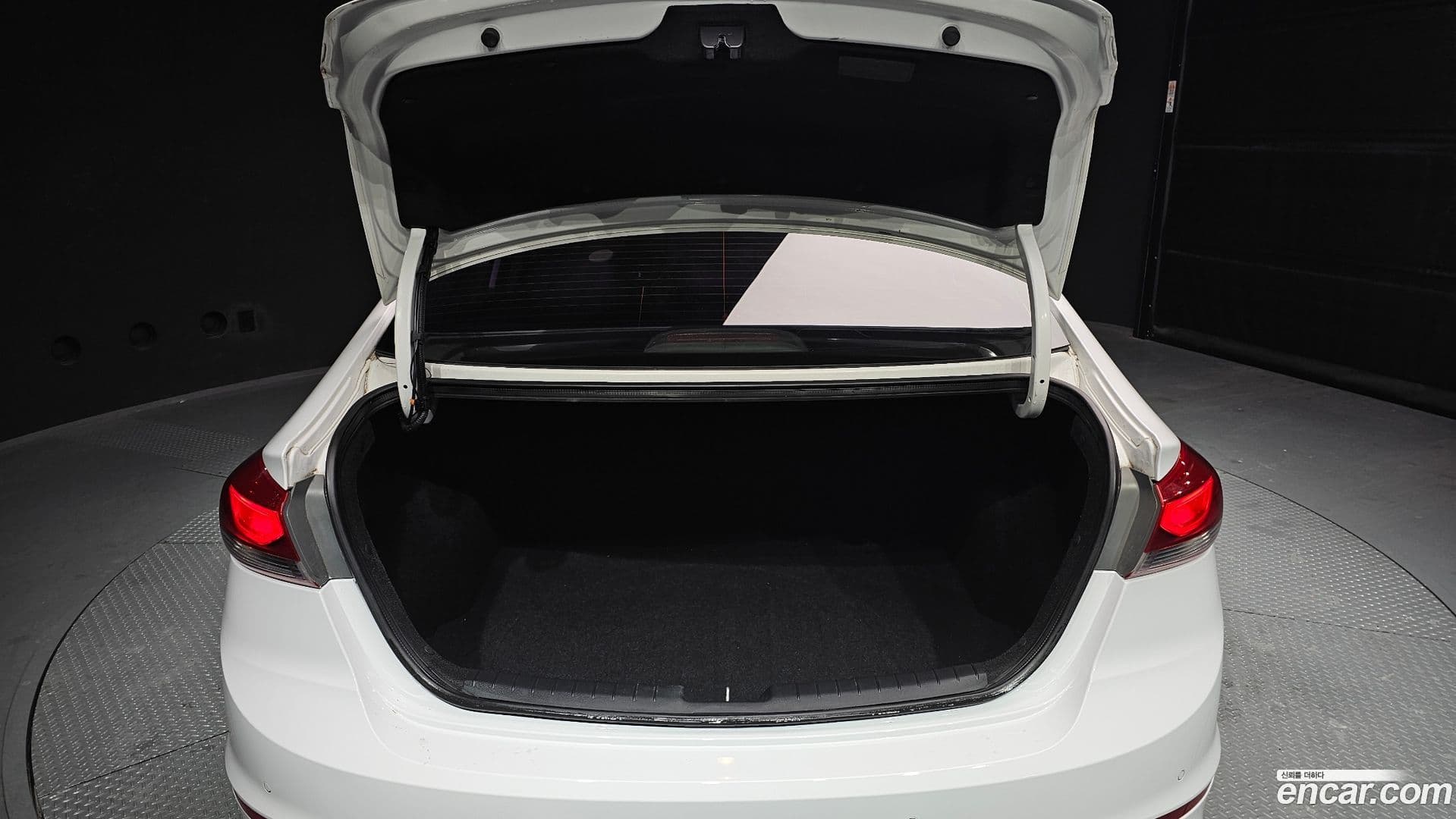 Main__Slider__Photo:AVANTE Hyundai 2017.3-19