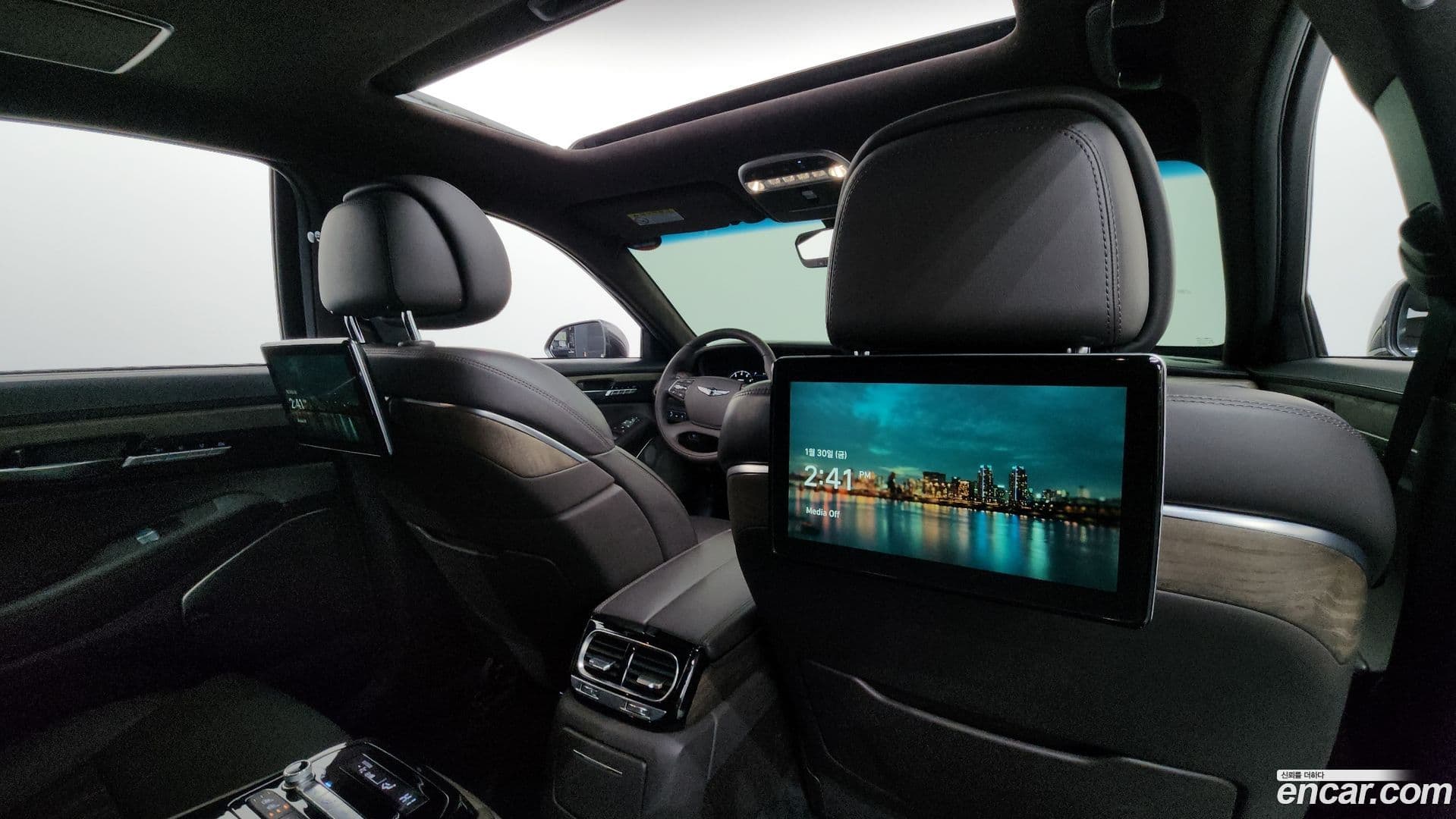 Main__Slider__Photo:G90 Genesis 2019.1-18