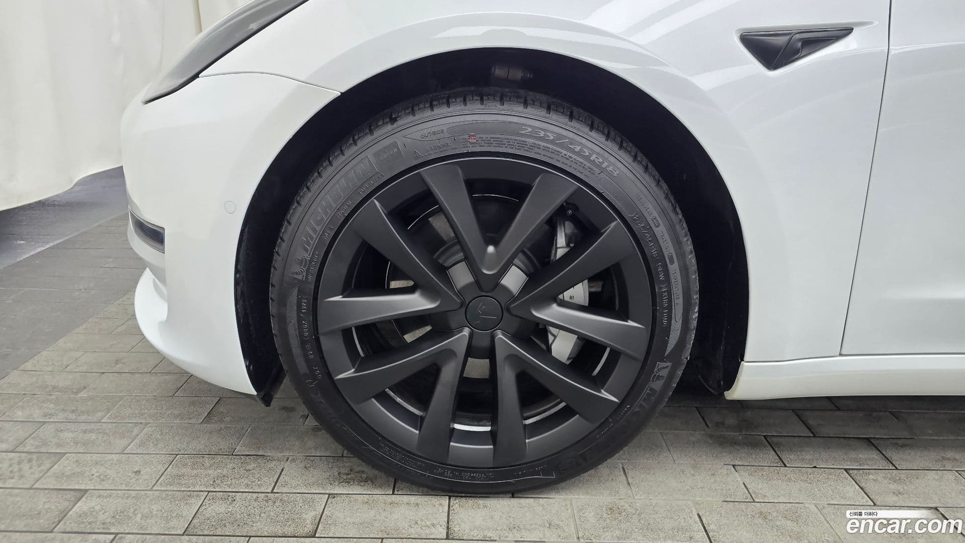 Main__Slider__Photo:Model 3 Tesla 2021.2-4