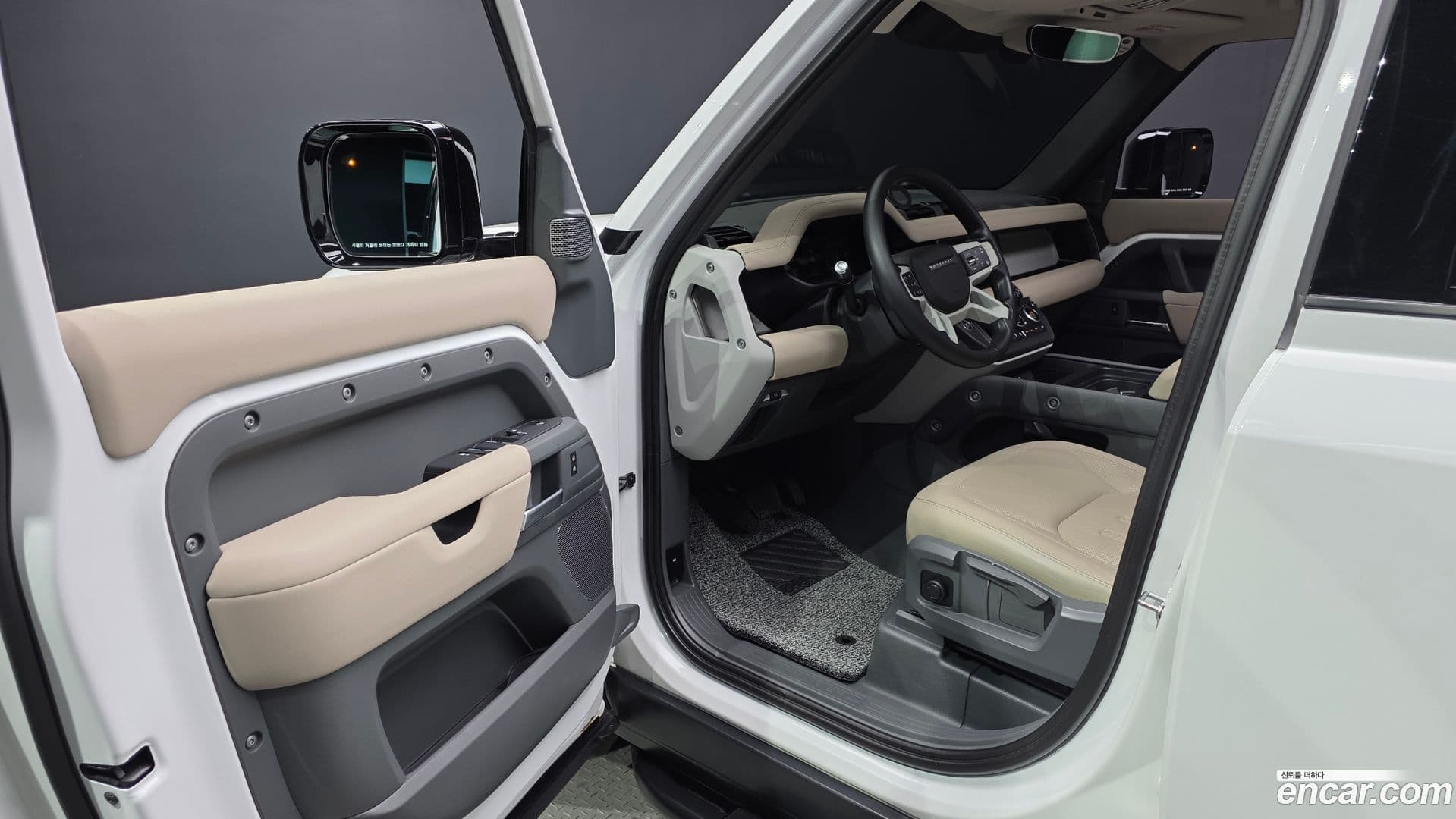 Main__Slider__Photo:Defender Land Rover 2021.6-9