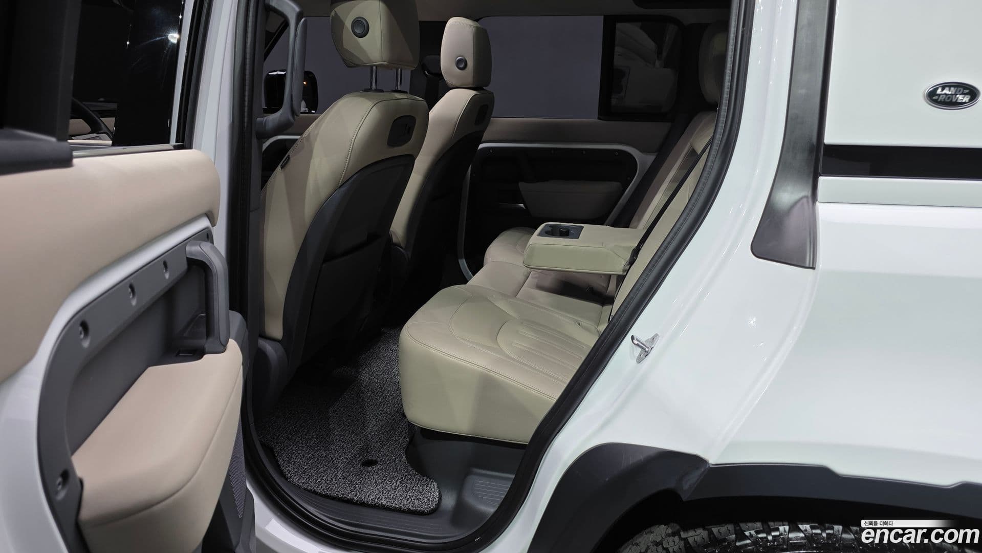 Main__Slider__Photo:Defender Land Rover 2021.6-11