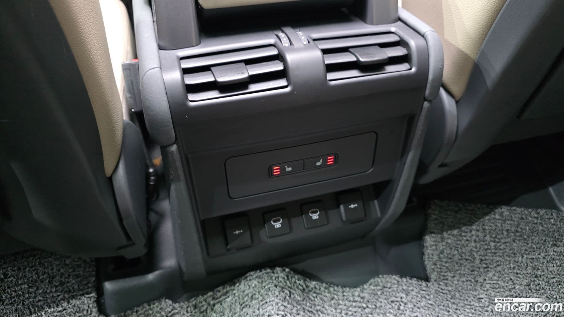 Main__Slider__Photo:Defender Land Rover 2021.6-17