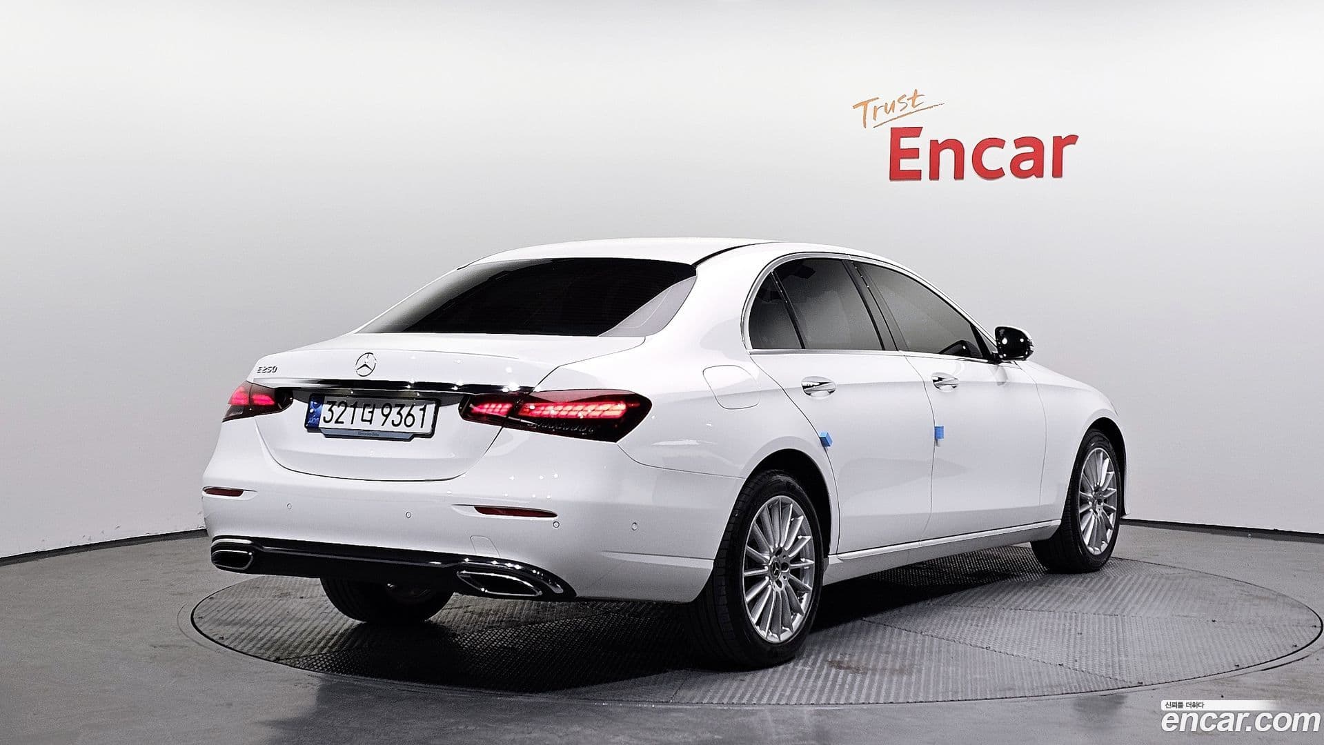 Main__Slider__Photo:E-Class Mercedes-Benz 2023.9-1