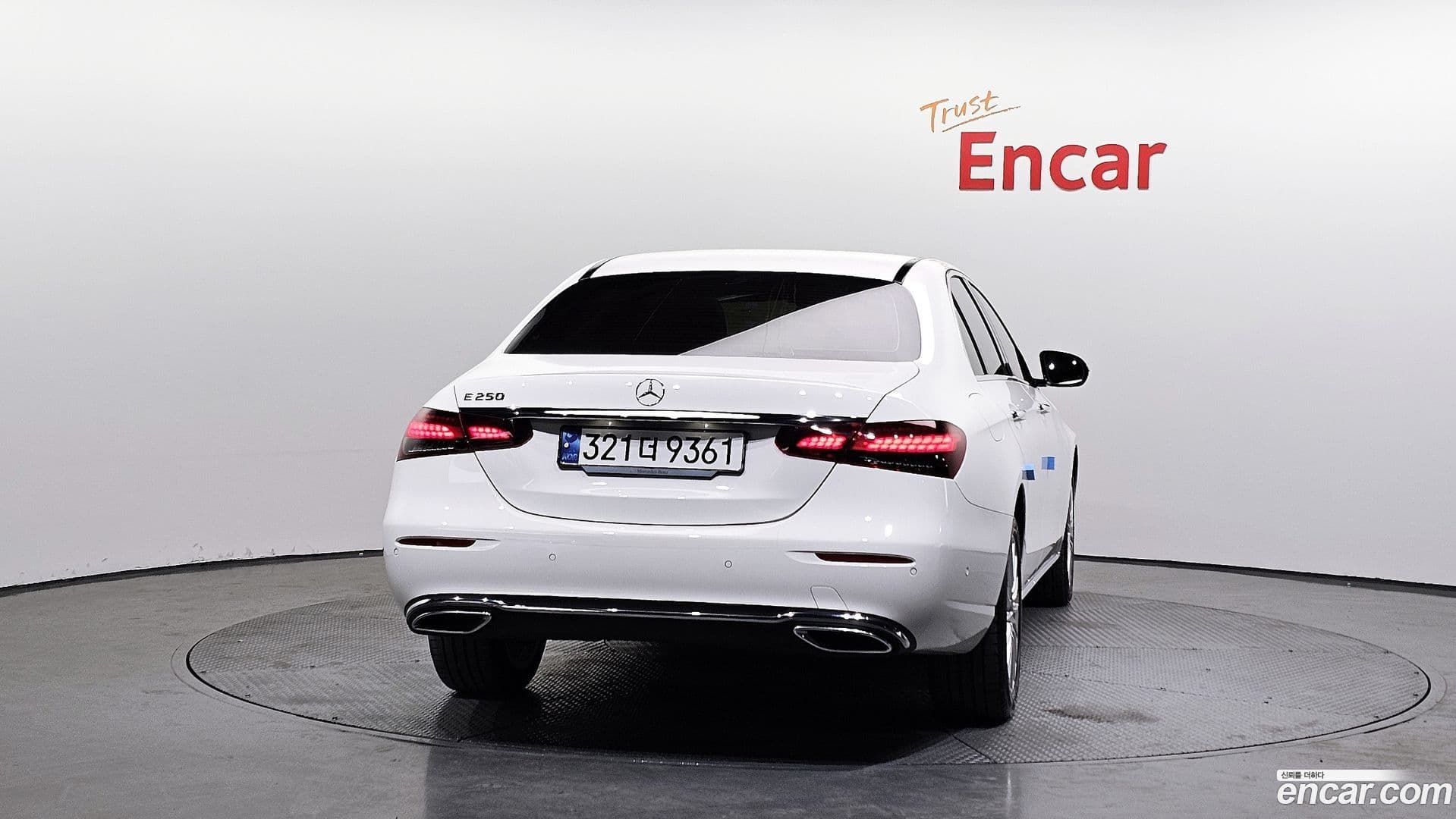 Main__Slider__Photo:E-Class Mercedes-Benz 2023.9-3