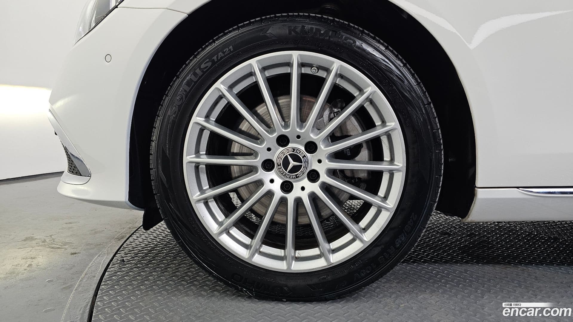 Main__Slider__Photo:E-Class Mercedes-Benz 2023.9-4