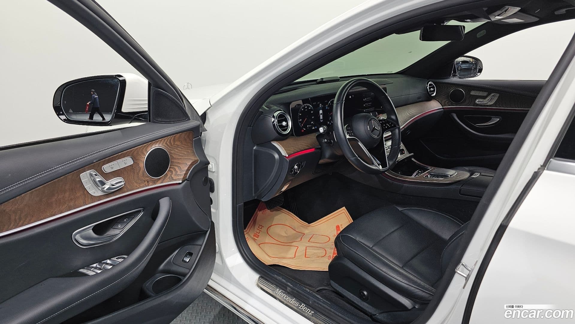 Main__Slider__Photo:E-Class Mercedes-Benz 2023.9-9