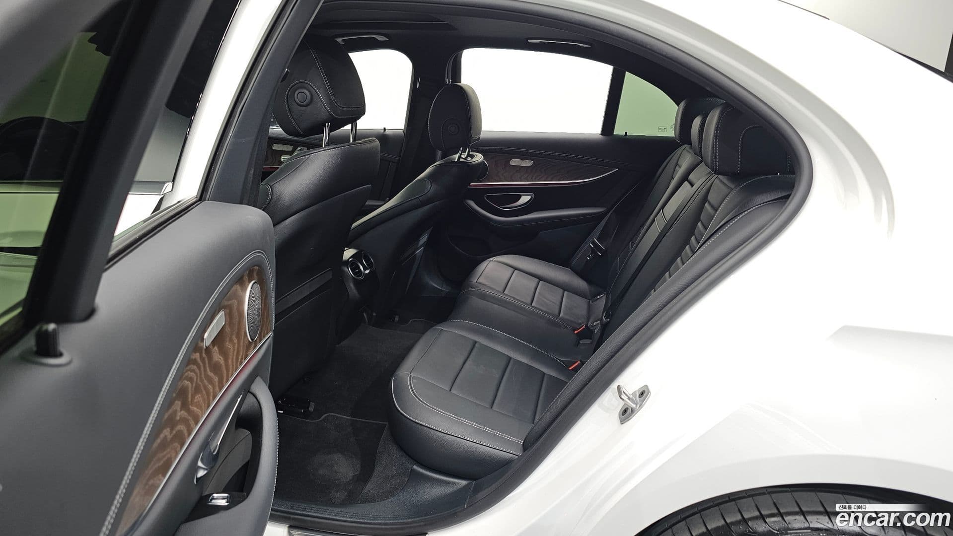 Main__Slider__Photo:E-Class Mercedes-Benz 2023.9-10