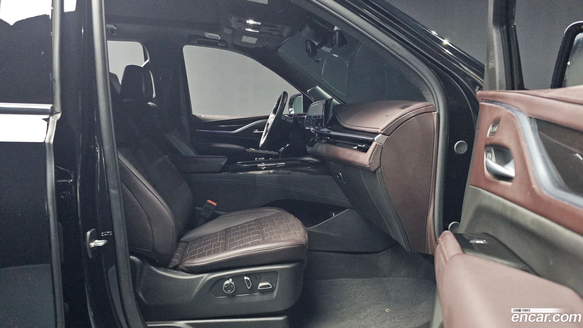 Main__Slider__Photo:Escalade Cadillac 2024.11-10