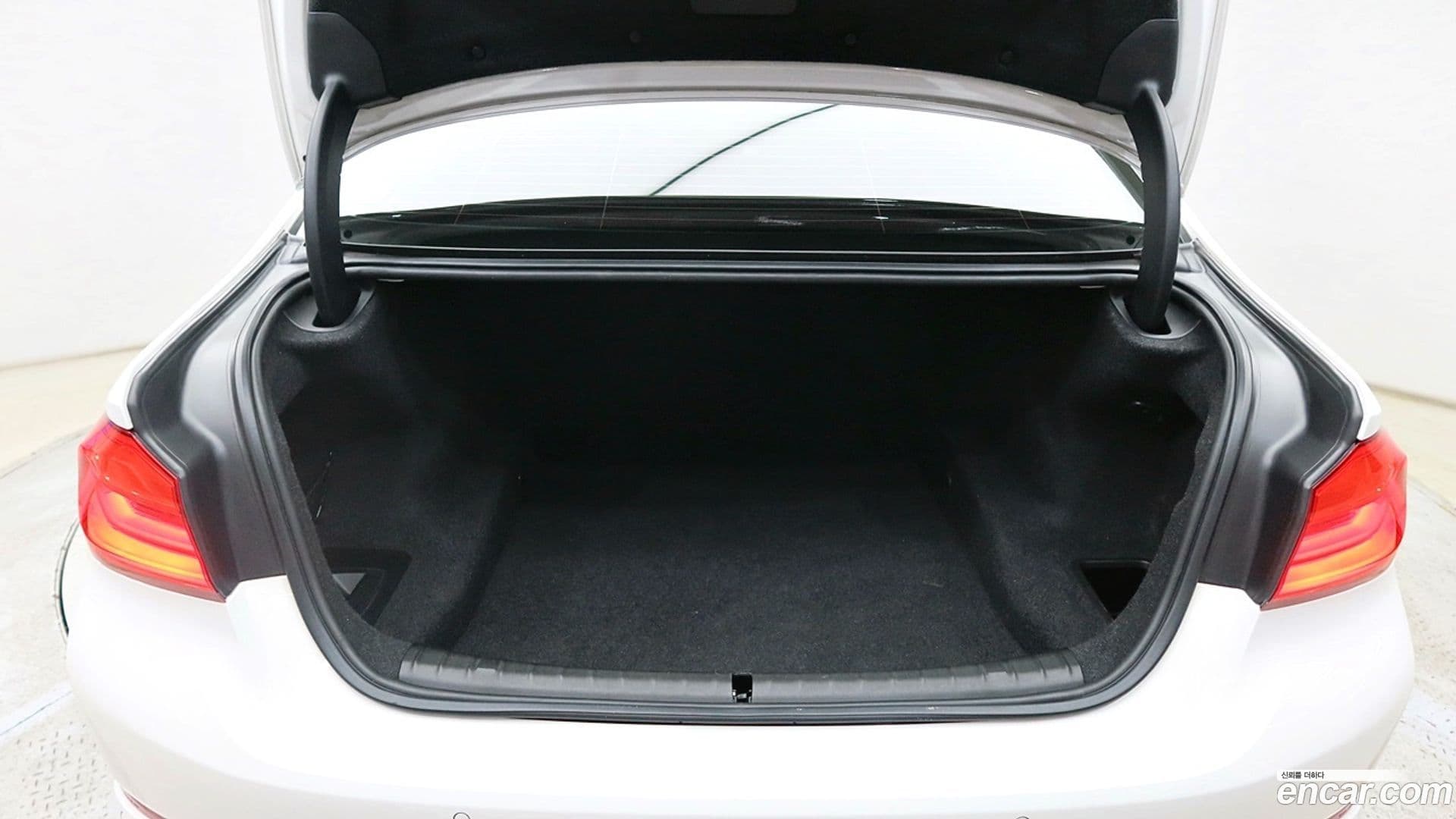 Main__Slider__Photo:5-Series BMW 2018.10-6