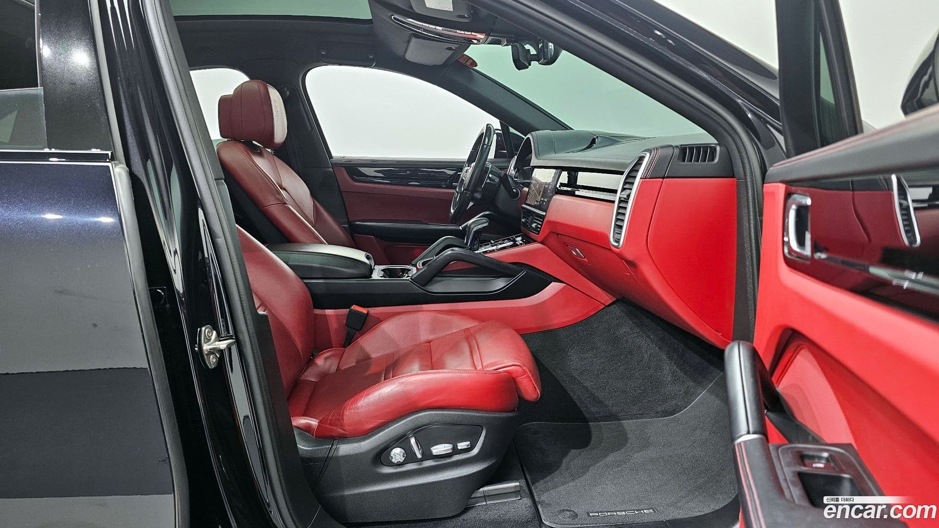 Main__Slider__Photo:Cayenne Porsche 2021.4-9