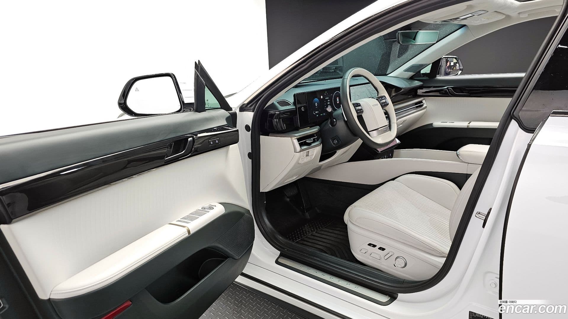 Main__Slider__Photo:Grandeur Hyundai 2023.5-10