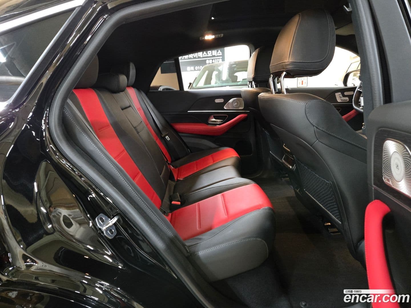 Main__Slider__Photo:GLE-Class Mercedes-Benz 2025.8-6