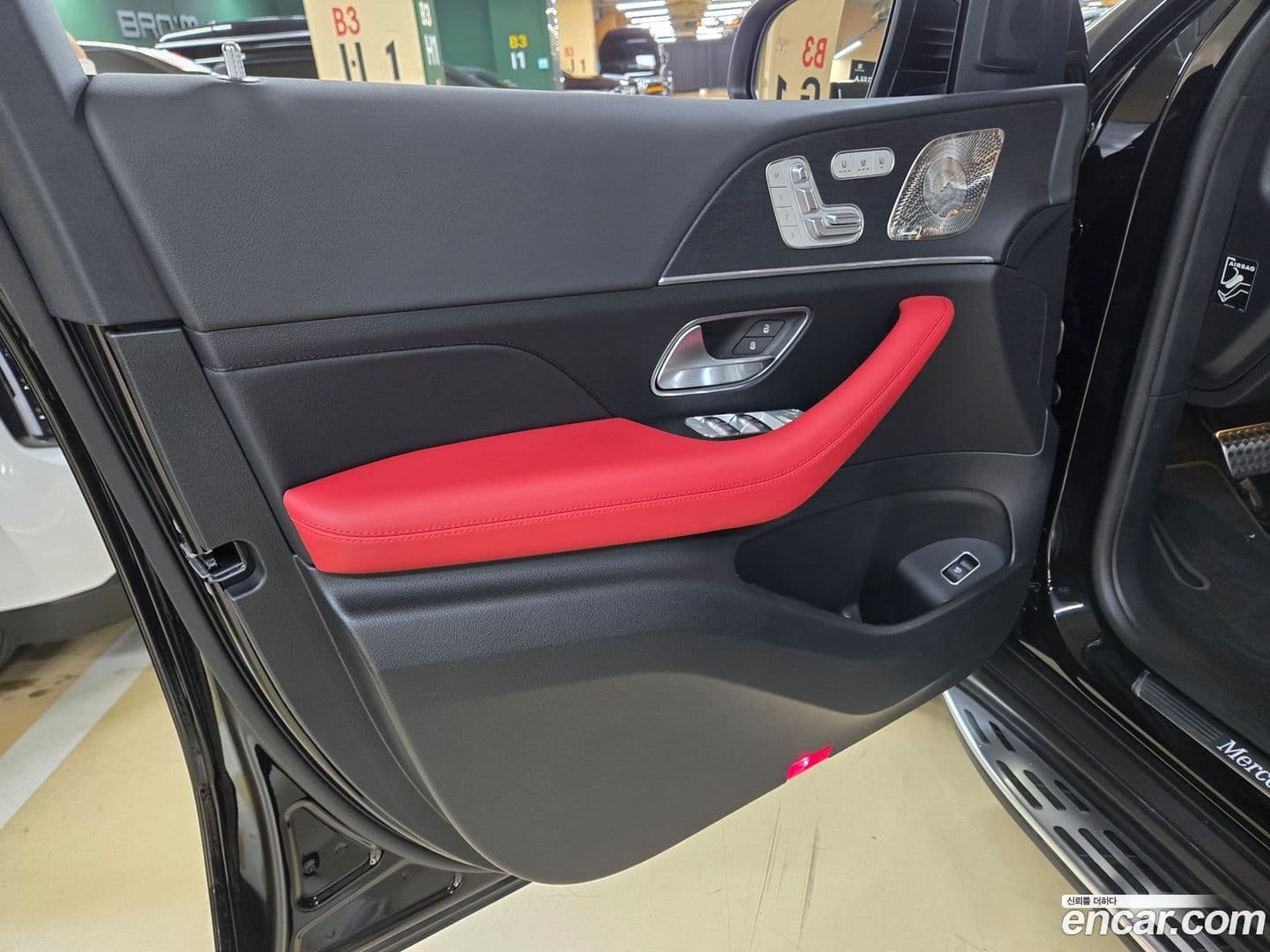 Main__Slider__Photo:GLE-Class Mercedes-Benz 2025.8-11