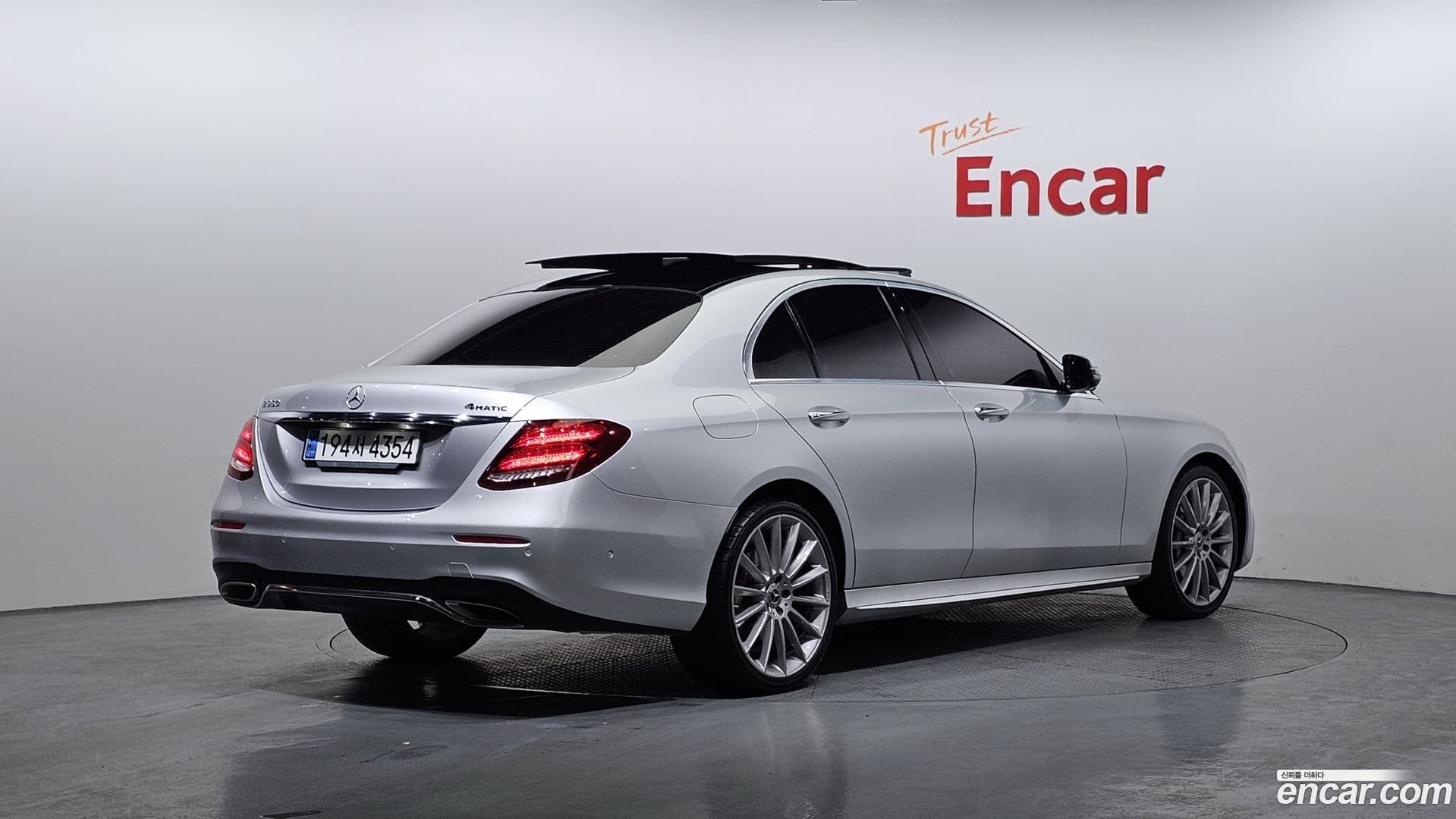 Main__Slider__Photo:E-Class Mercedes-Benz 2020.11-1
