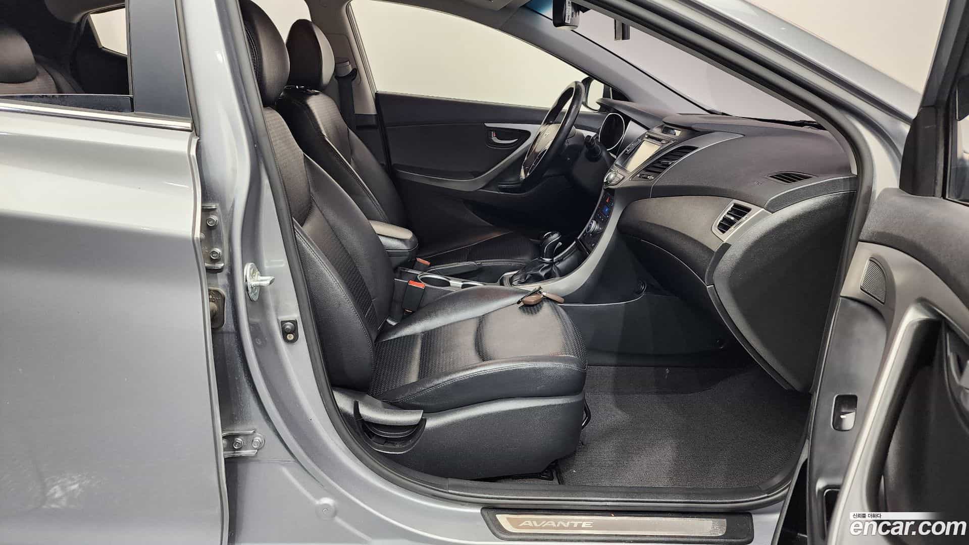 AVANTE Hyundai 2014.10-OPTION-015