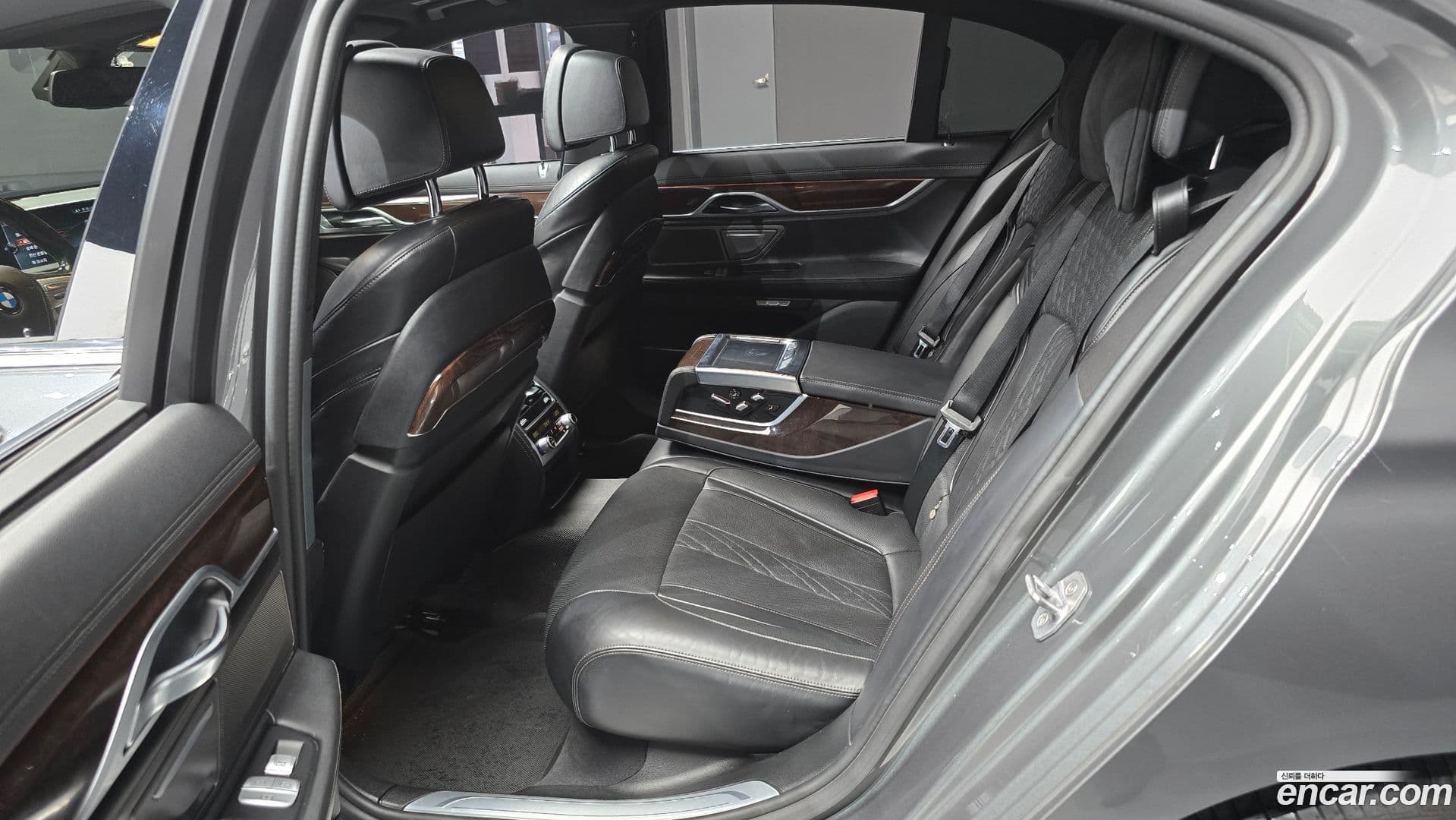 Main__Slider__Photo:7-Series BMW 2016.9-11