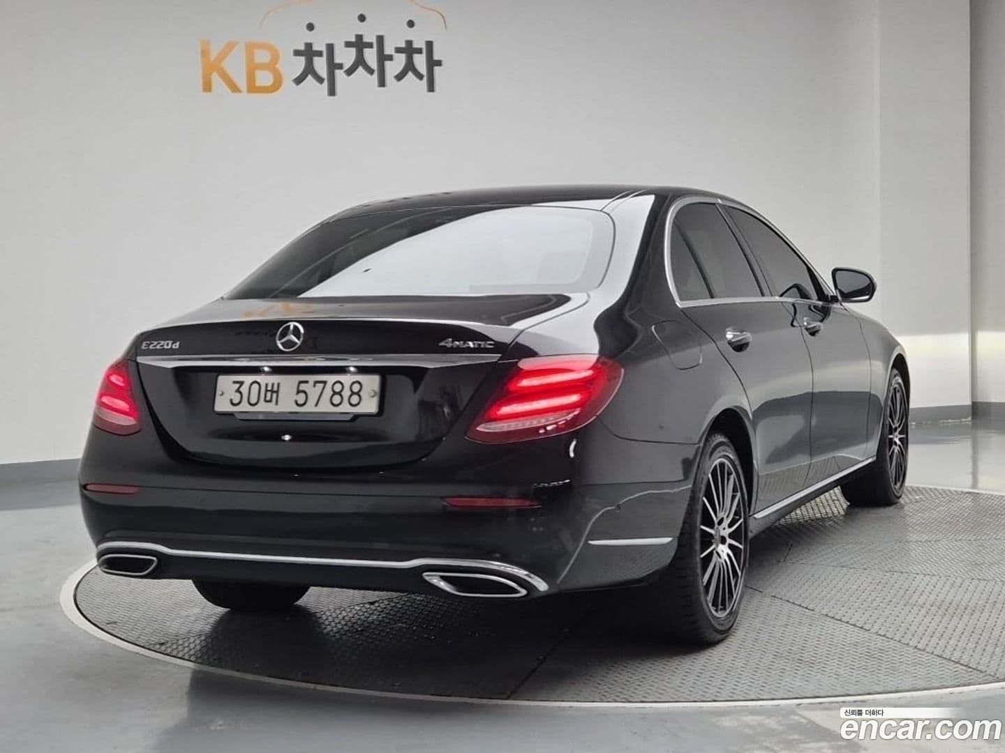 Main__Slider__Photo:E-Class Mercedes-Benz 2018.7-3