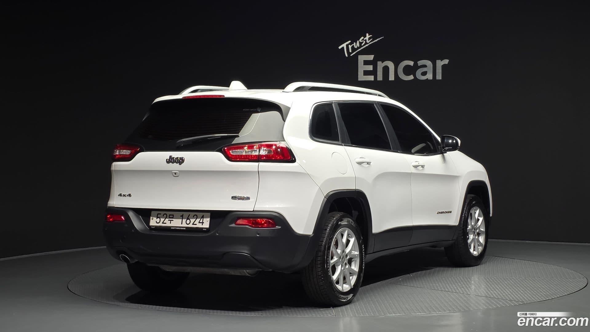 Main__Slider__Photo:Cherokee Jeep 2017.7-1