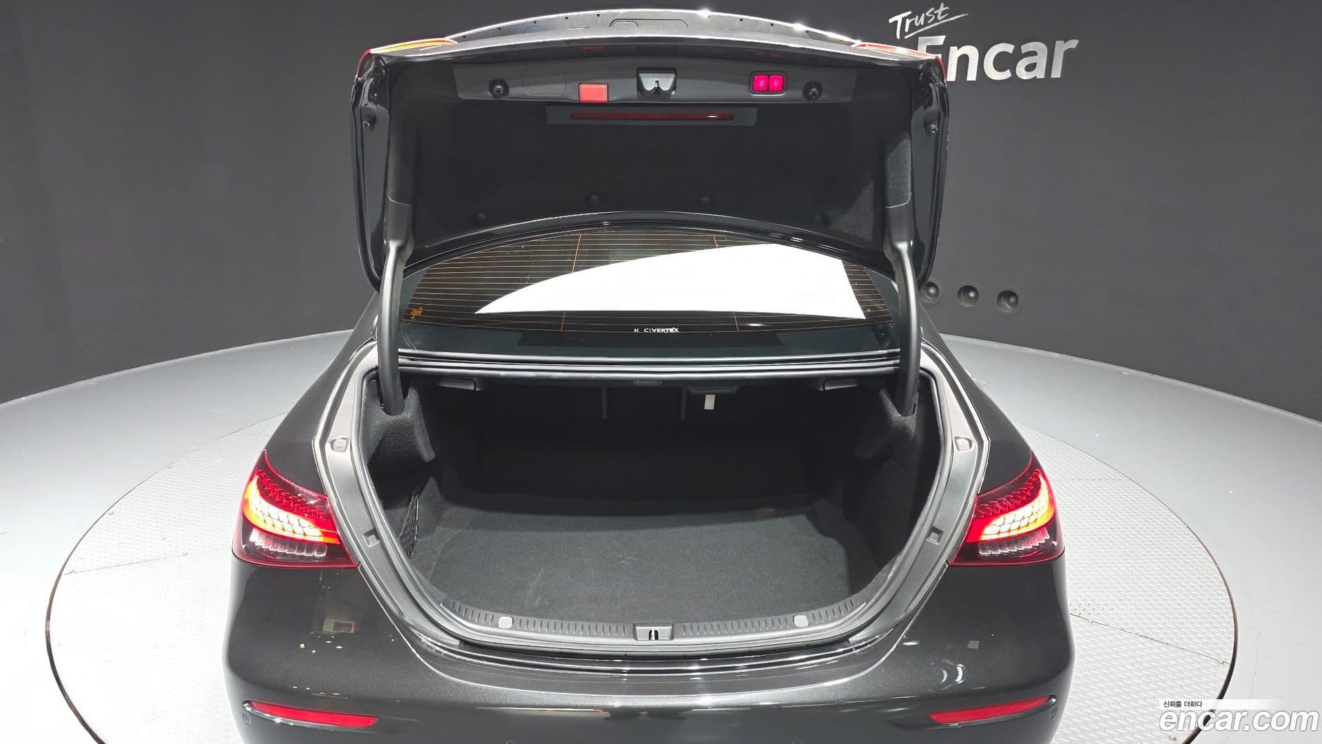 Main__Slider__Photo:E-Class Mercedes-Benz 2020.10-19