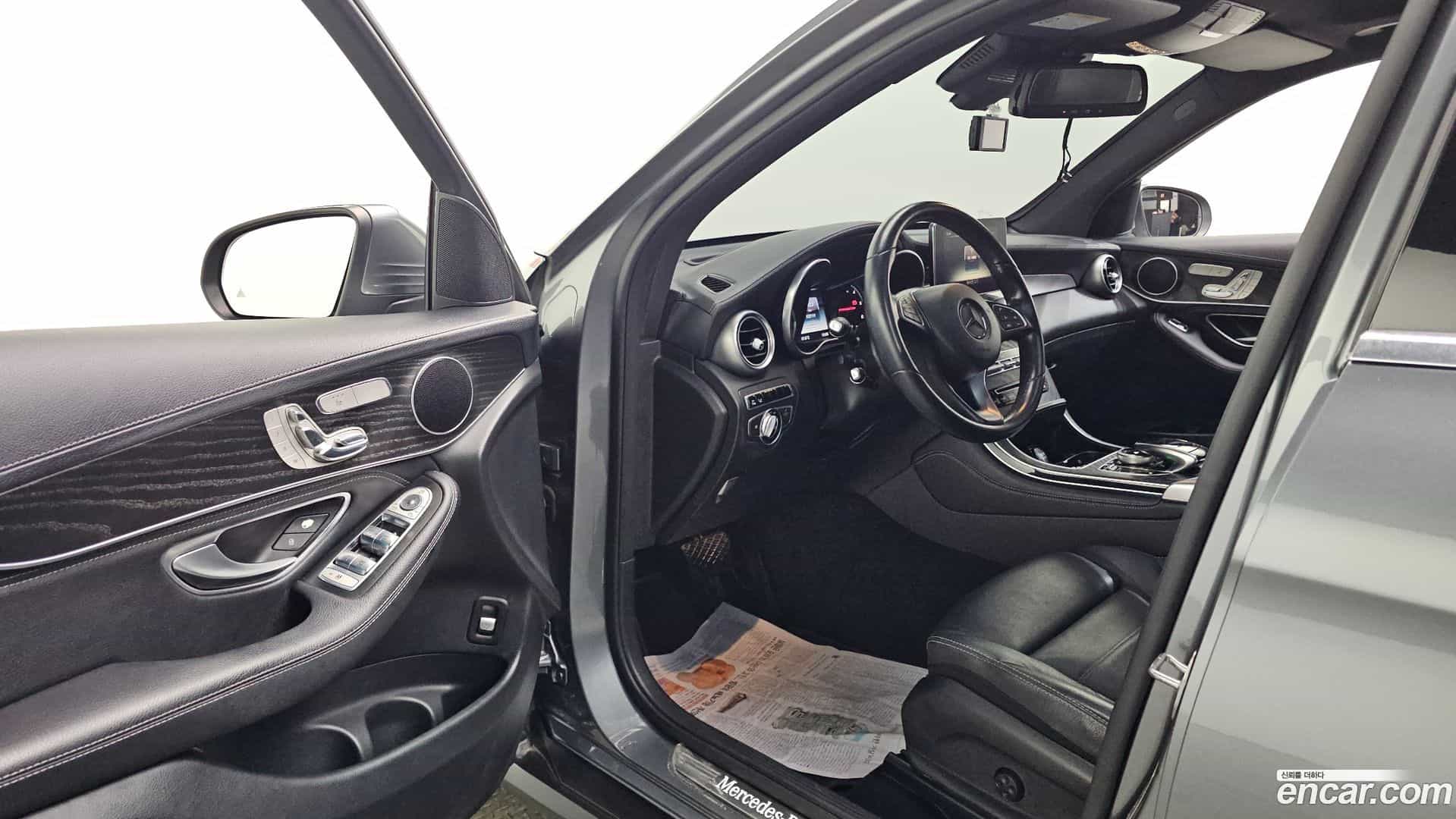 GLC-Class Mercedes-Benz 2016.5-INNER-010