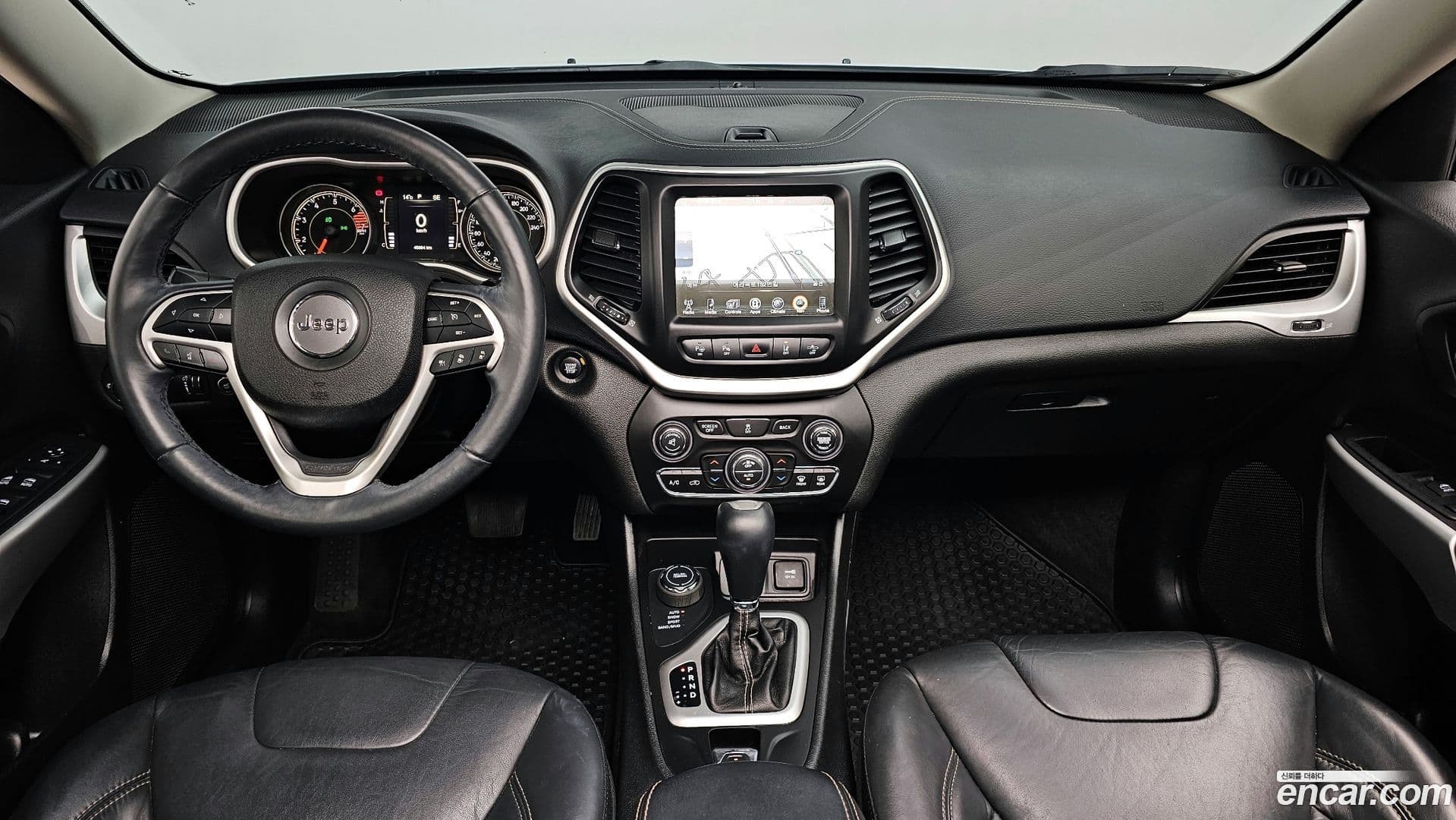 Main__Slider__Photo:Cherokee Jeep 2018.0-6