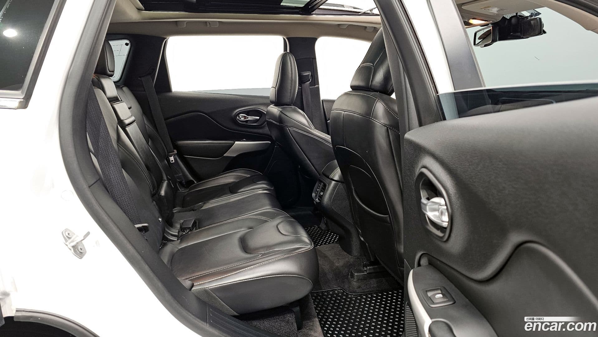 Main__Slider__Photo:Cherokee Jeep 2018.0-10