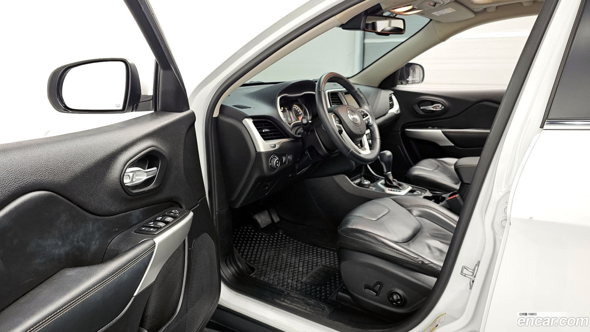 Main__Slider__Photo:Cherokee Jeep 2018.0-11