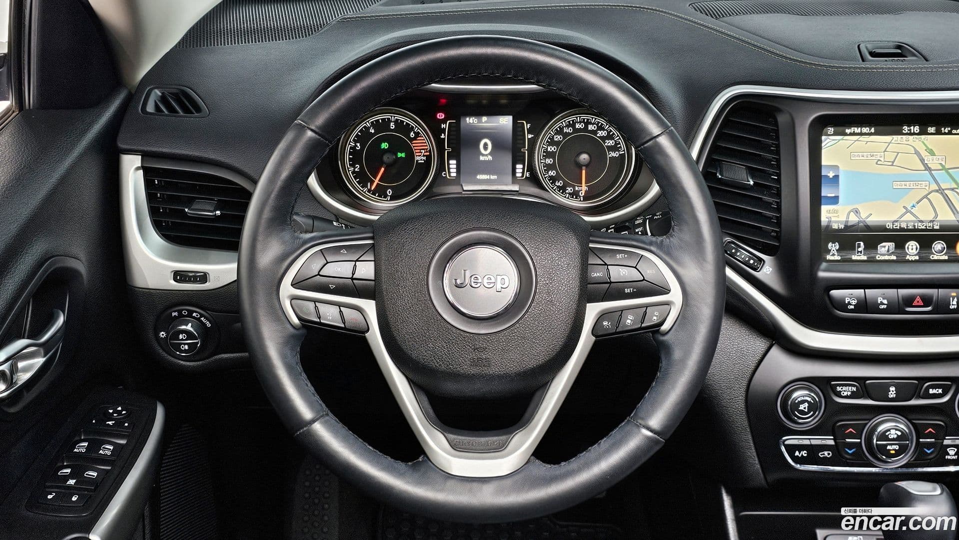 Main__Slider__Photo:Cherokee Jeep 2018.0-12