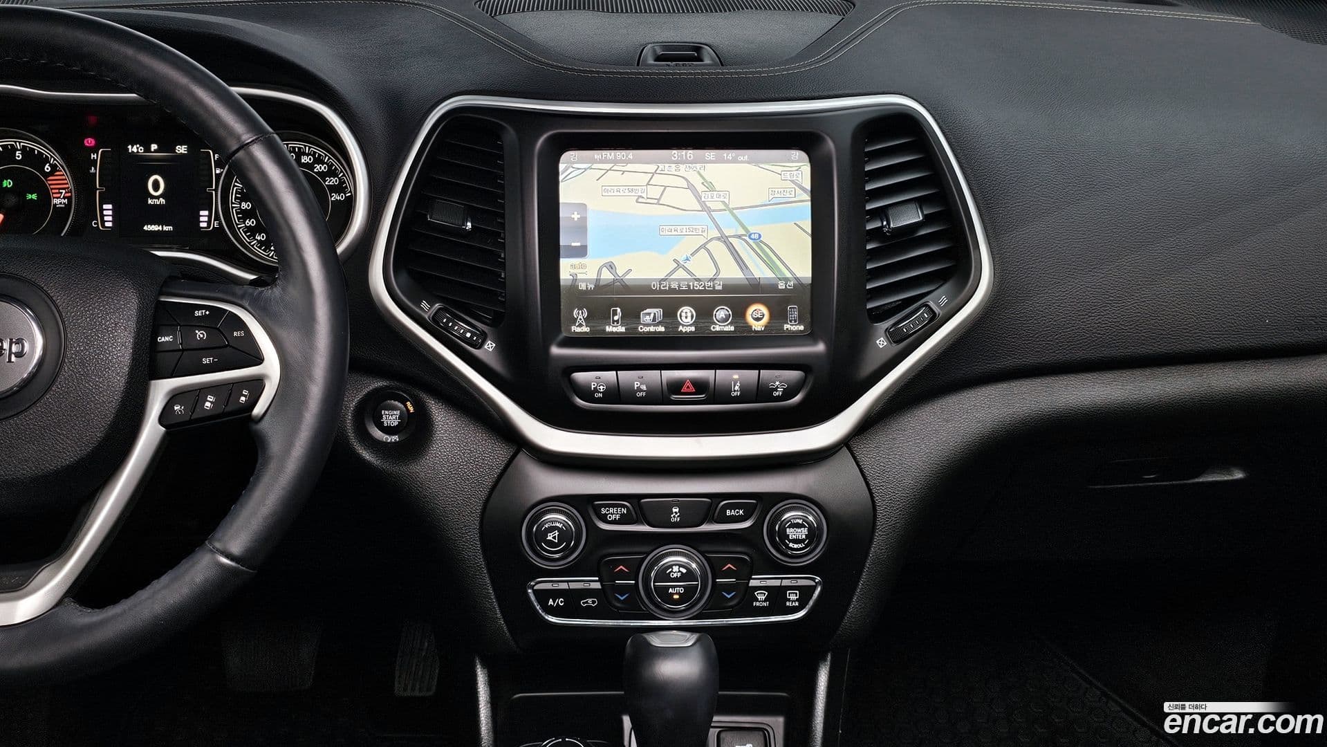 Main__Slider__Photo:Cherokee Jeep 2018.0-13