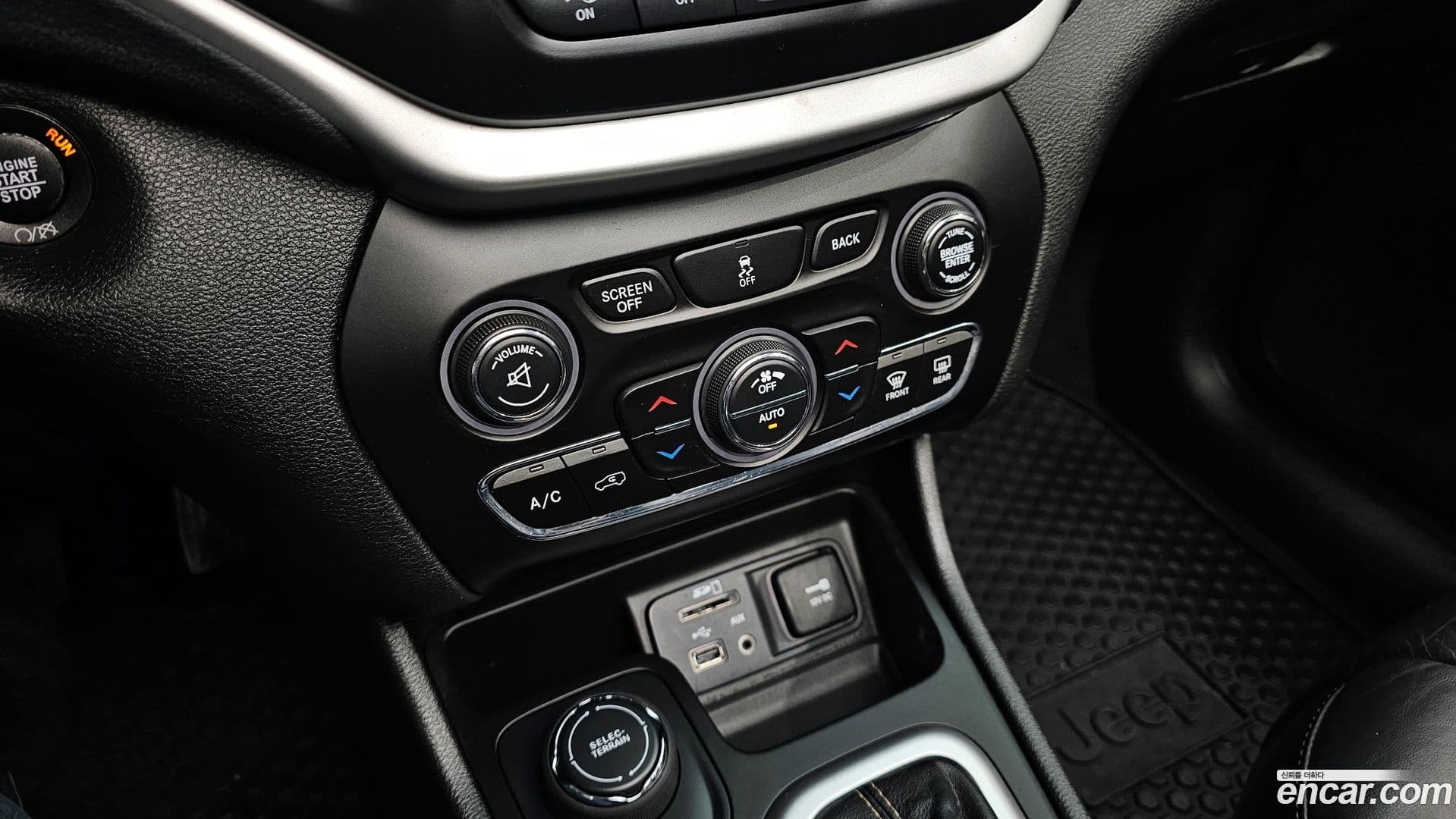 Main__Slider__Photo:Cherokee Jeep 2018.0-16