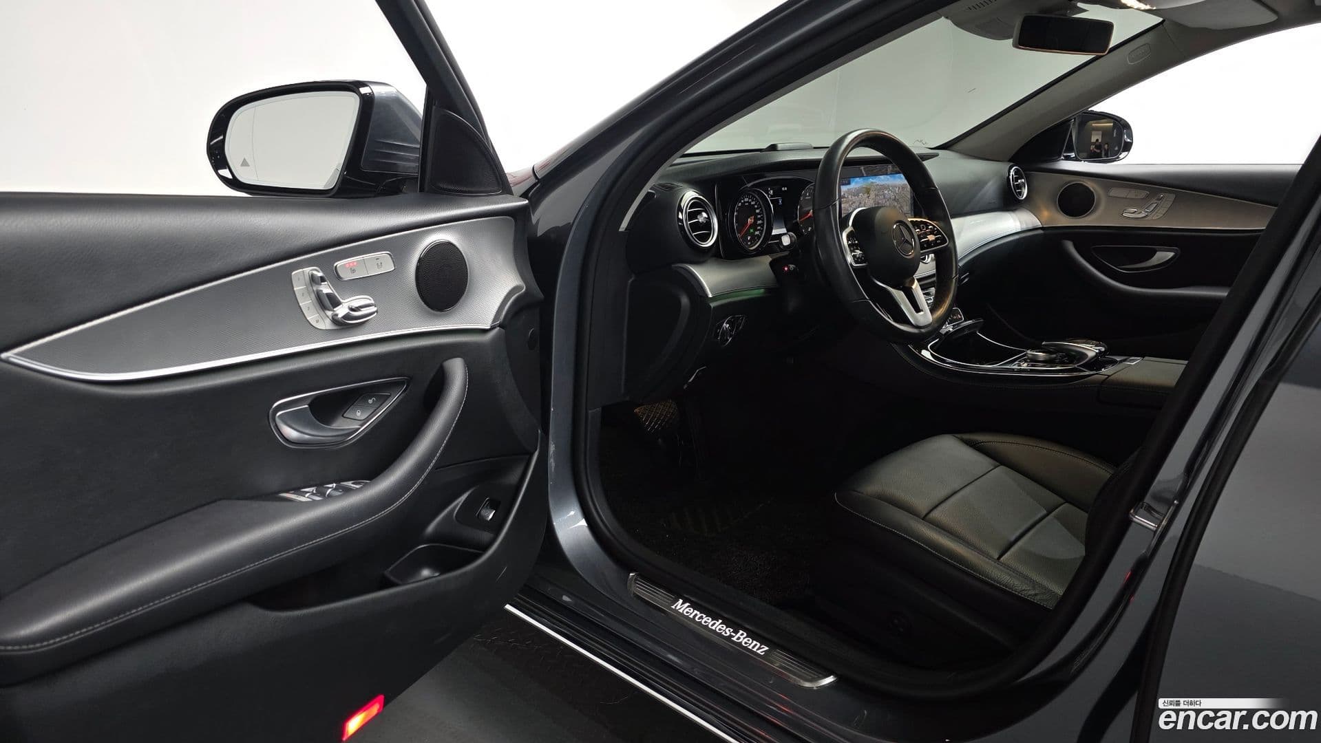 Main__Slider__Photo:E-Class Mercedes-Benz 2018.9-10