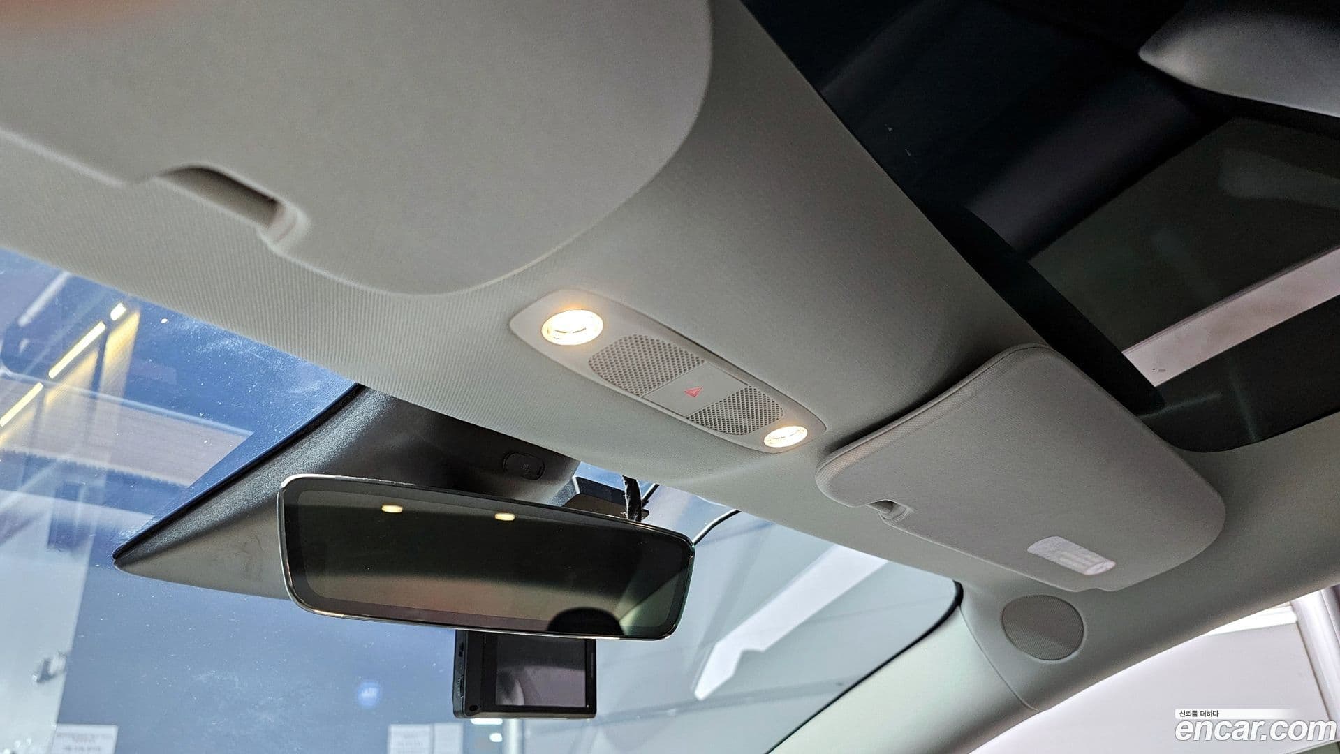 Main__Slider__Photo:Model 3 Tesla 2022.4-17