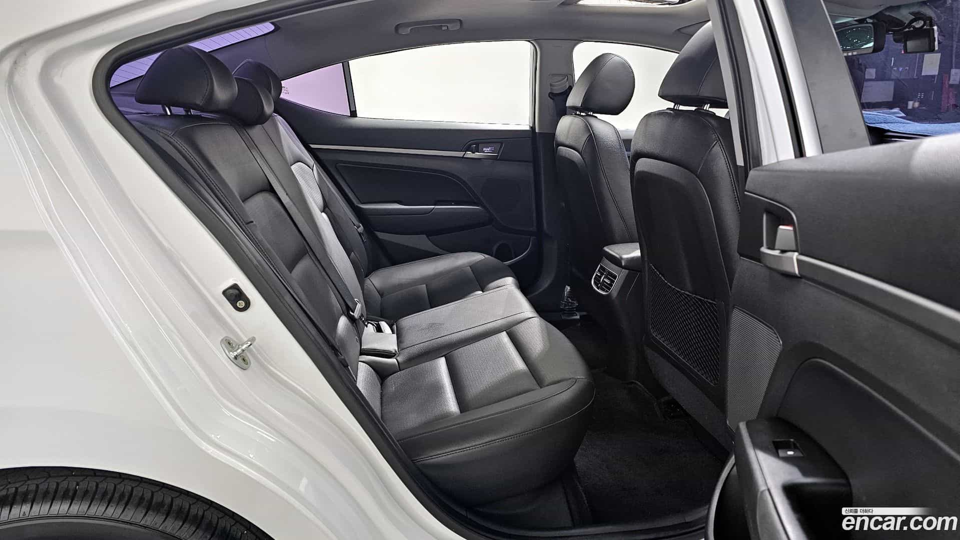 AVANTE Hyundai 2016.10-OPTION-016