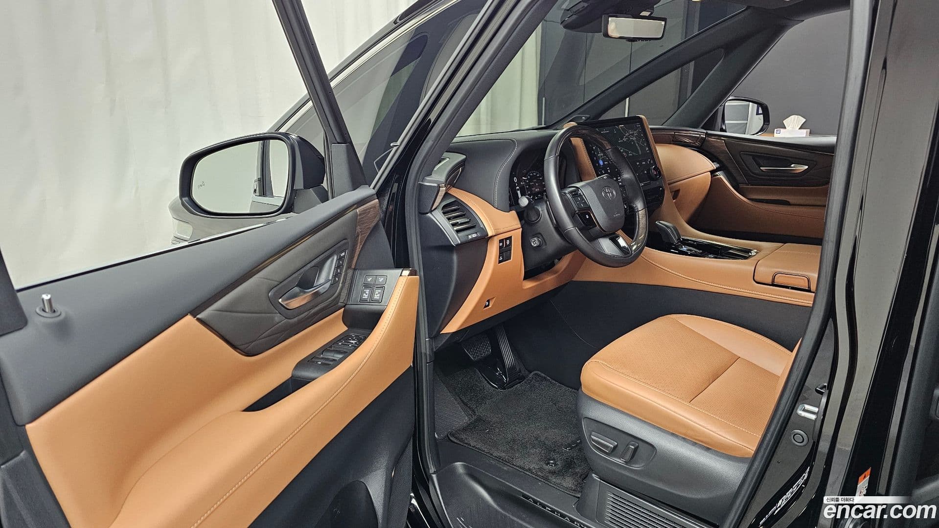 Main__Slider__Photo:Alphard Toyota 2024.9-9