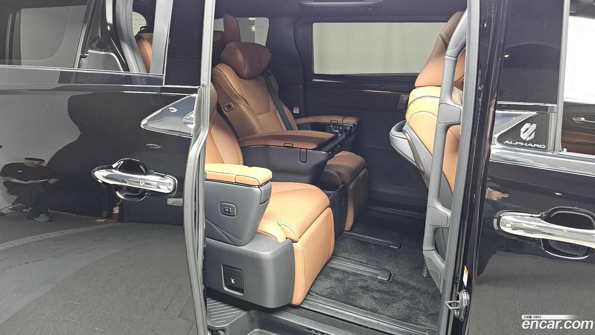 Main__Slider__Photo:Alphard Toyota 2024.9-11