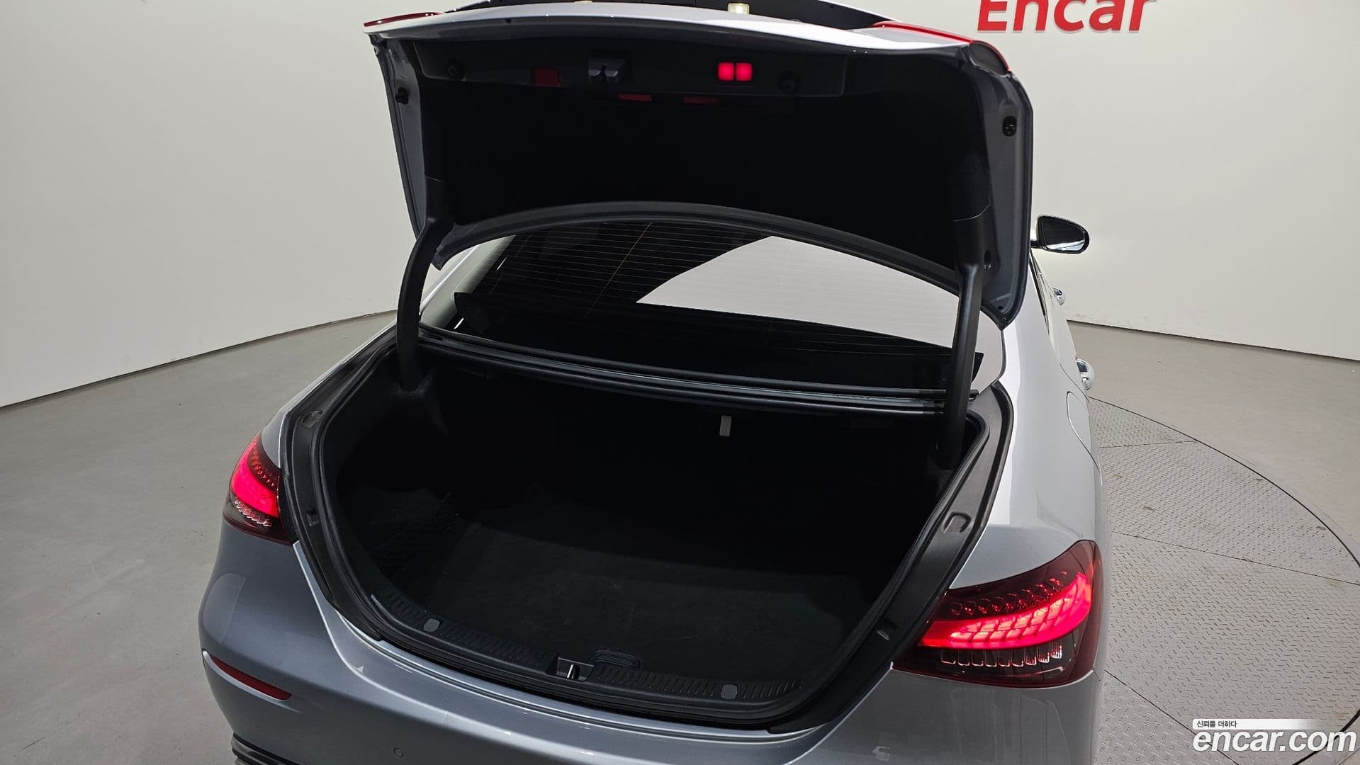 Main__Slider__Photo:E-Class Mercedes-Benz 2021.2-19