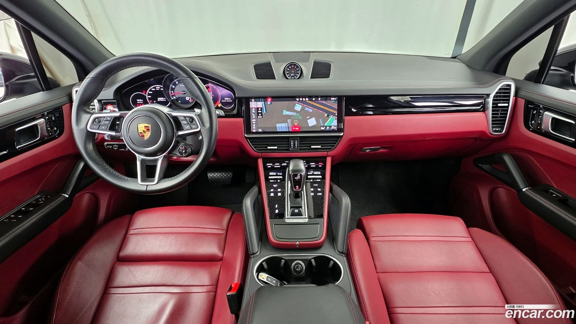 Main__Slider__Photo:Cayenne Porsche 2021.1-6