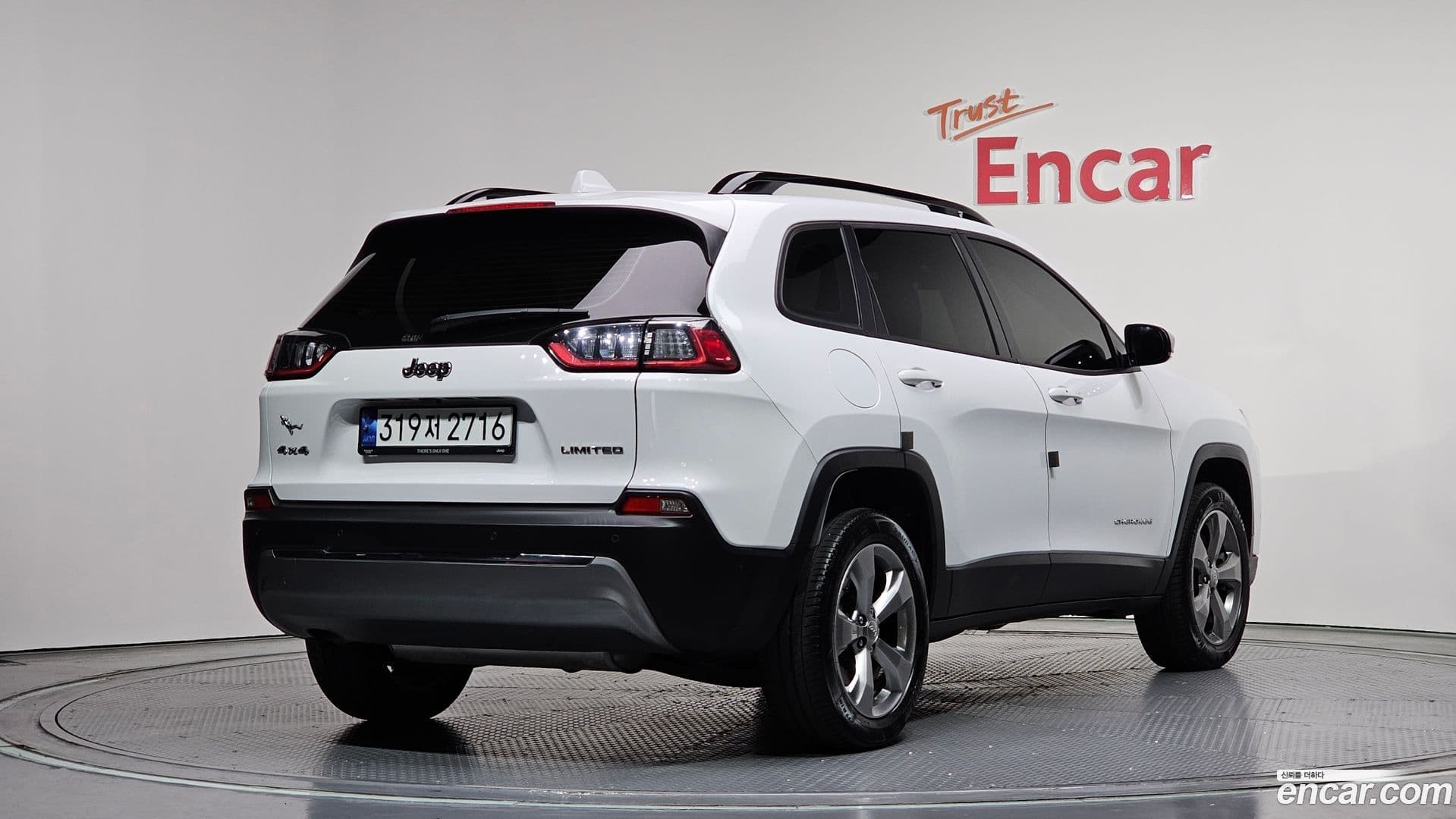 Main__Slider__Photo:Cherokee Jeep 2022.11-1