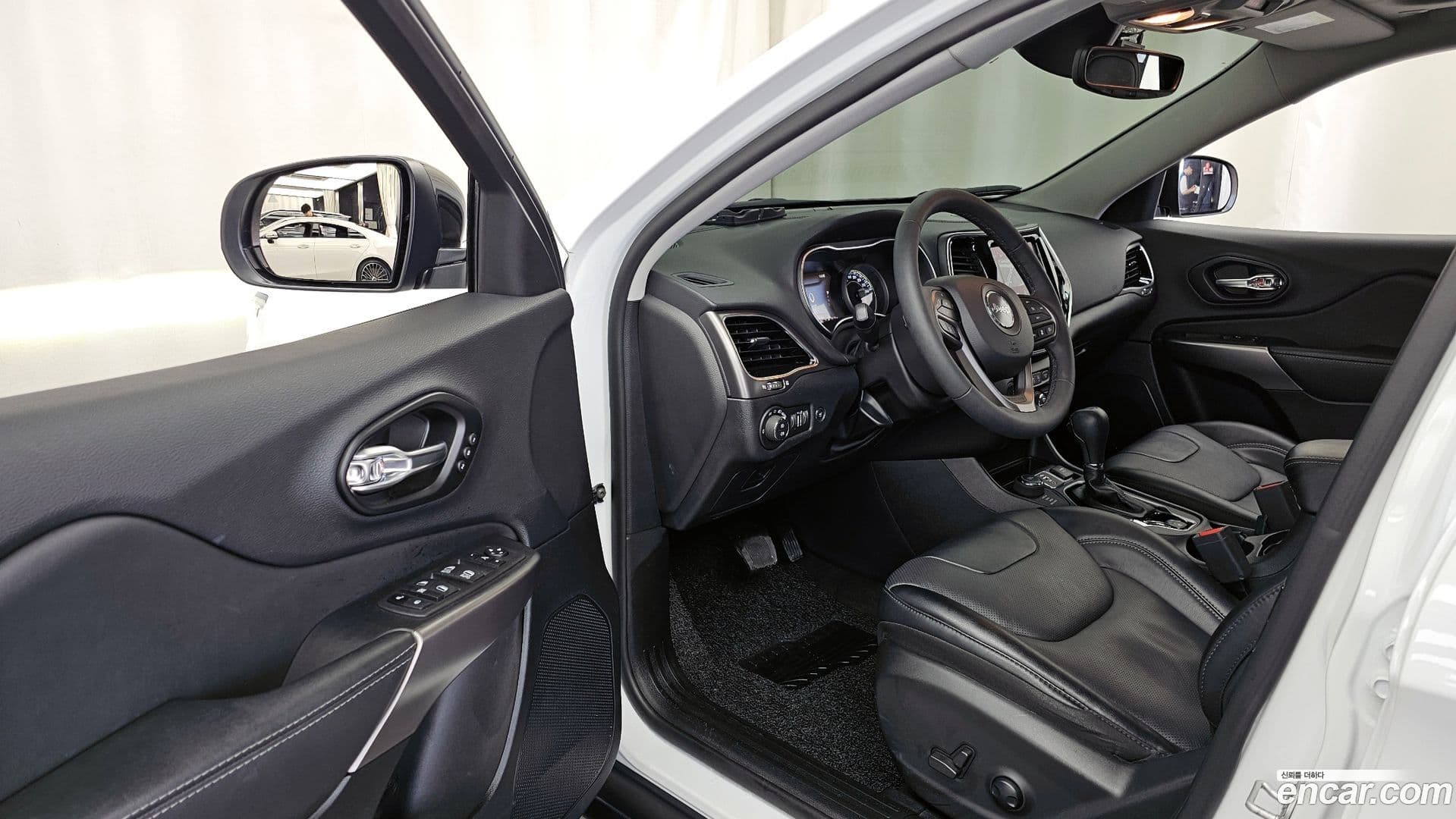 Main__Slider__Photo:Cherokee Jeep 2022.11-9