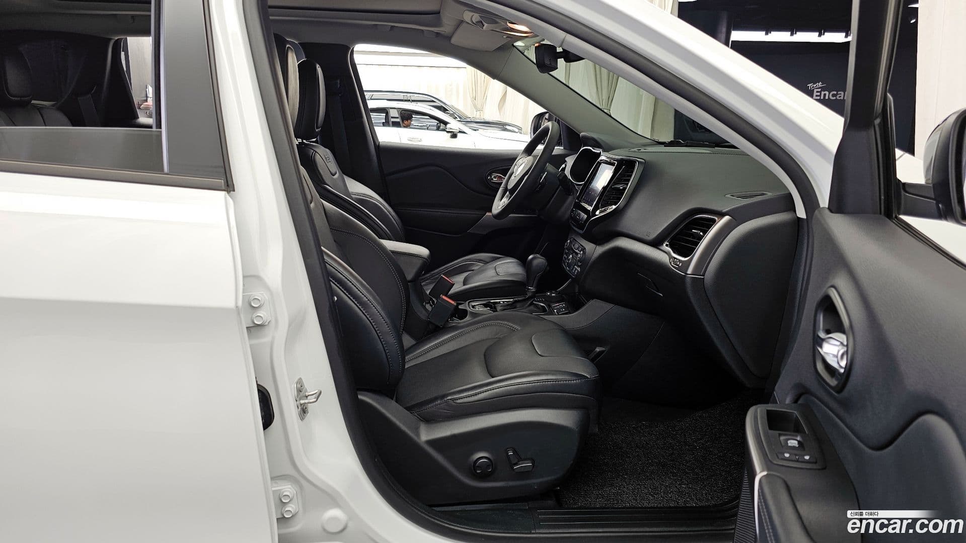 Main__Slider__Photo:Cherokee Jeep 2022.11-11