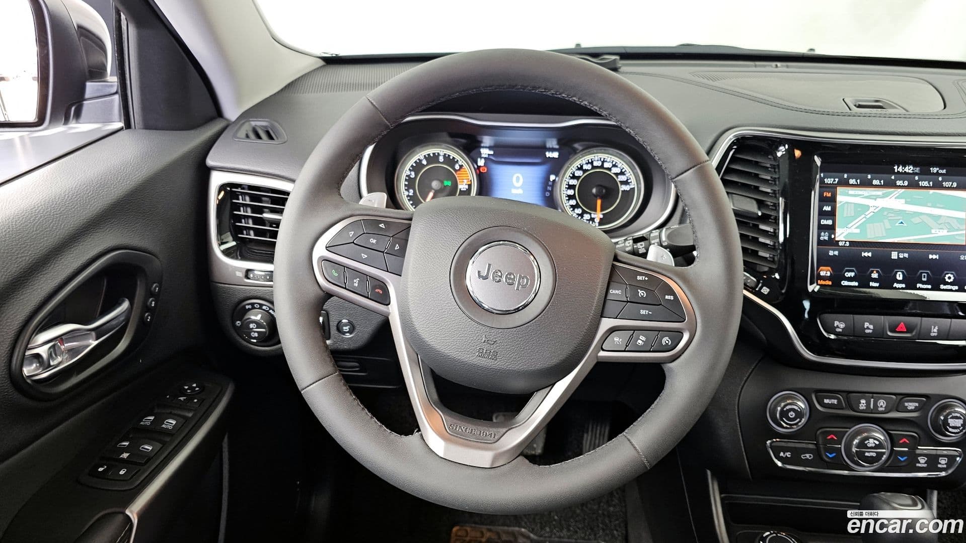 Main__Slider__Photo:Cherokee Jeep 2022.11-13