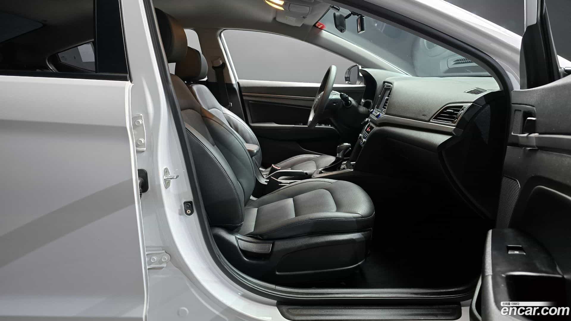 AVANTE Hyundai 2017.1-INNER-010