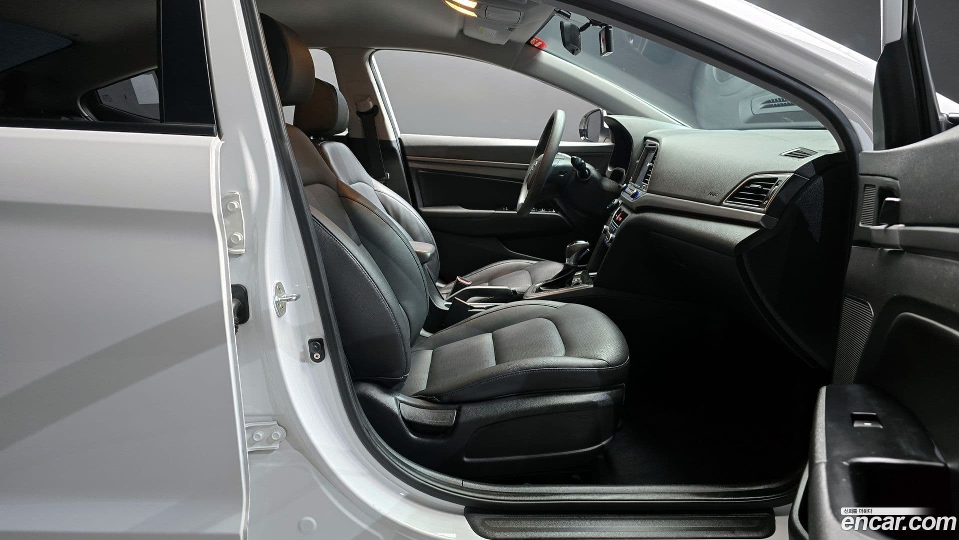 Main__Slider__Photo:AVANTE Hyundai 2017.1-9