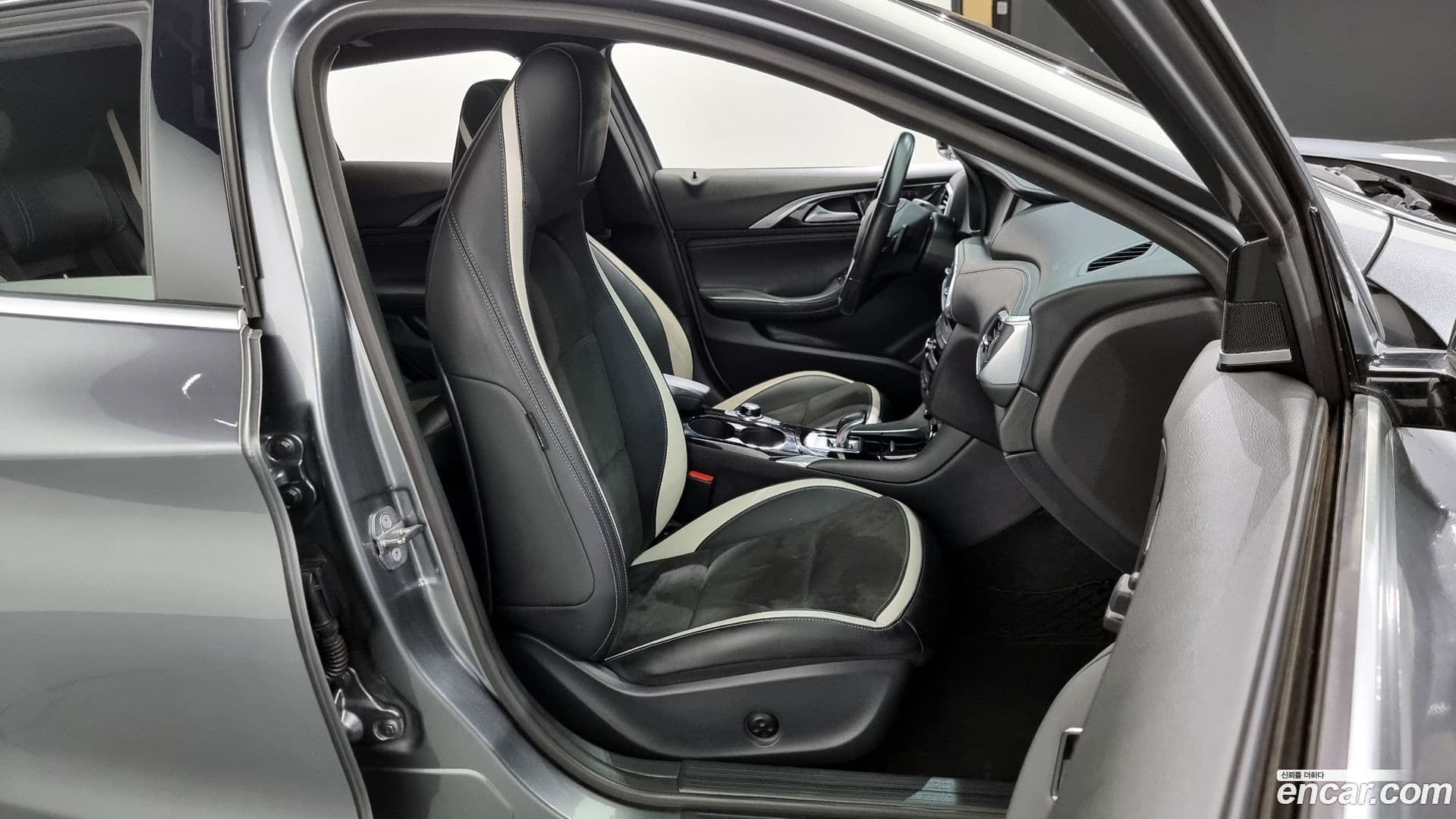 Main__Slider__Photo:Q30 Infiniti 2019.3-11