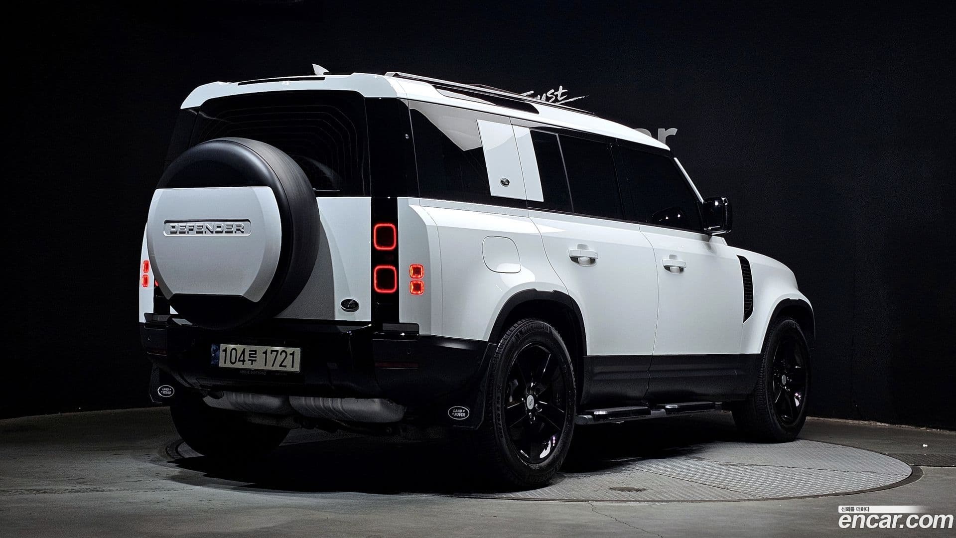 Main__Slider__Photo:Defender Land Rover 2023.3-1