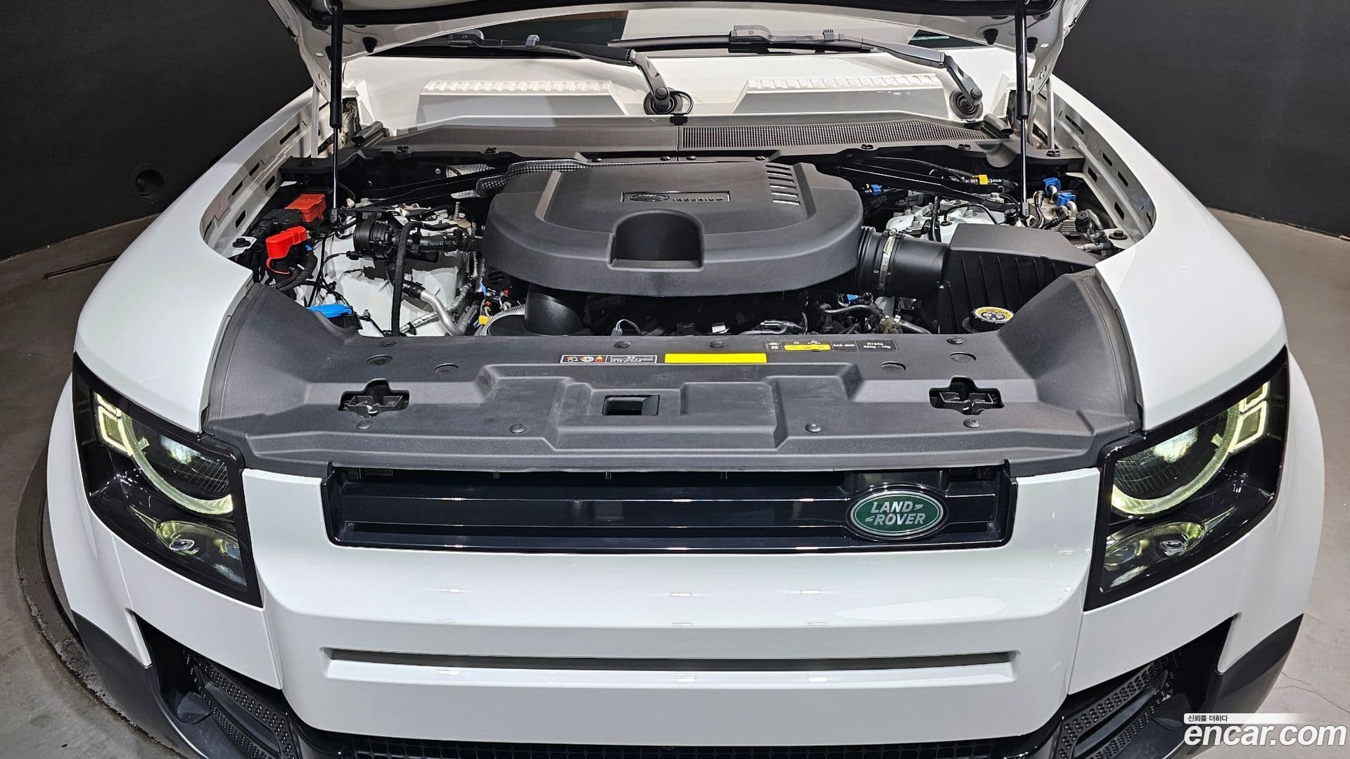 Main__Slider__Photo:Defender Land Rover 2023.3-5