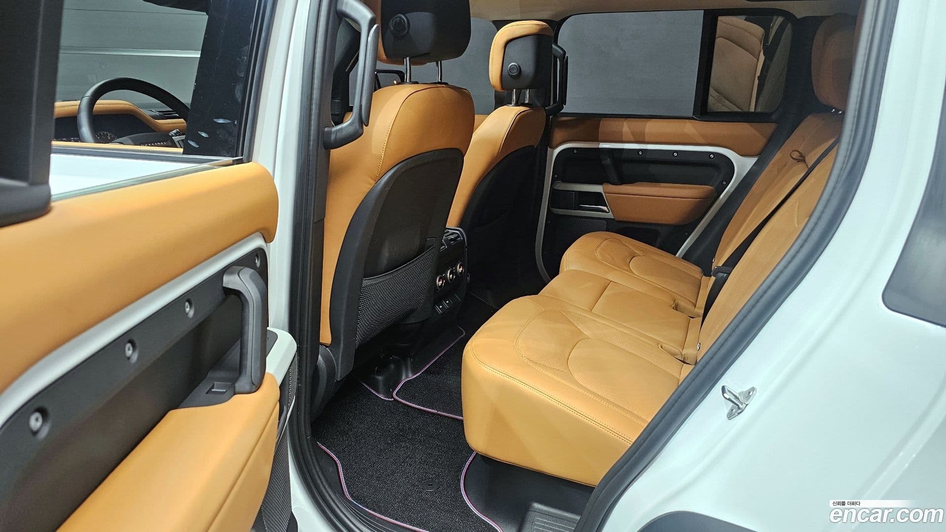 Main__Slider__Photo:Defender Land Rover 2023.3-13