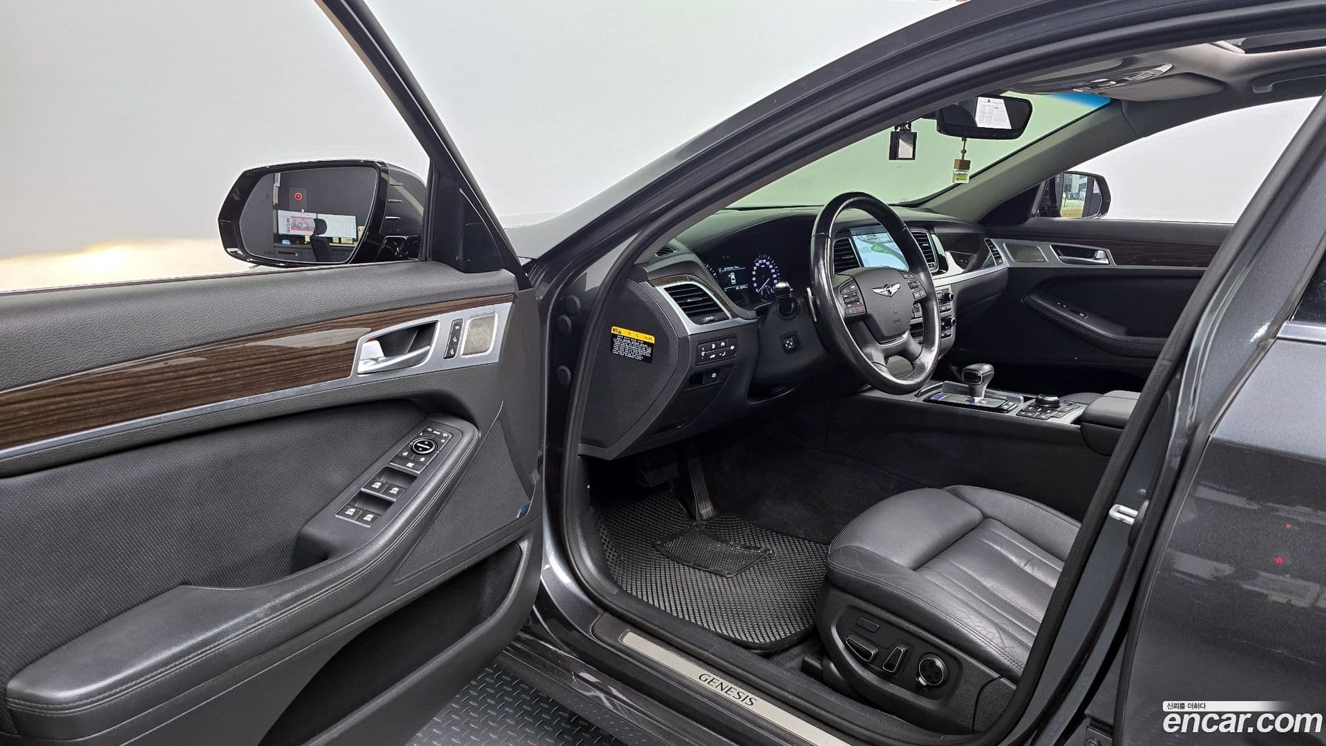 Main__Slider__Photo:G80 Genesis 2017.4-10