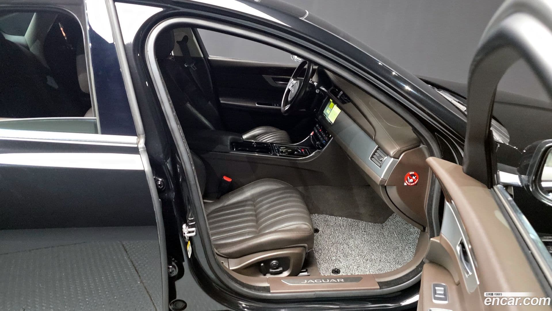 Main__Slider__Photo:XF Jaguar 2017.2-10