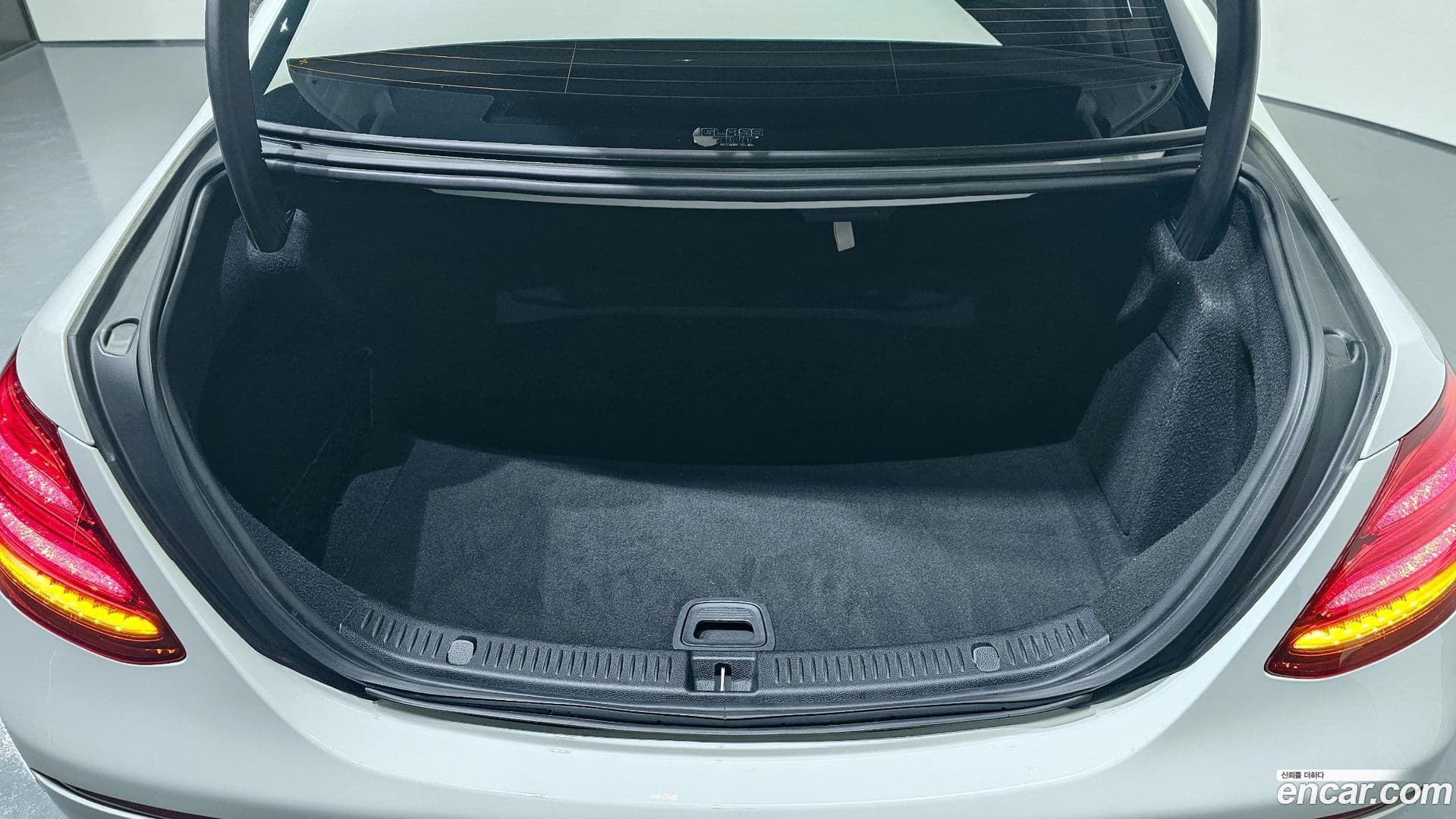 Main__Slider__Photo:E-Class Mercedes-Benz 2018.10-19